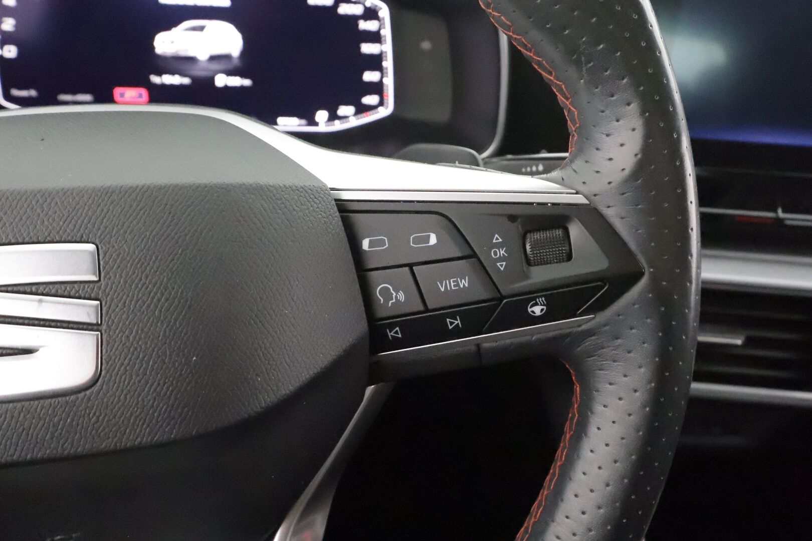 Seat Leon Sportstourer 2021 1,4 PHEV 204 eHybrid FR DSG * ACC / LED / P.Kamera / Navi / Kaistavahti / Digimittaristo / Koukku * - 2x Latauskaapelit / Kahdet renkaat