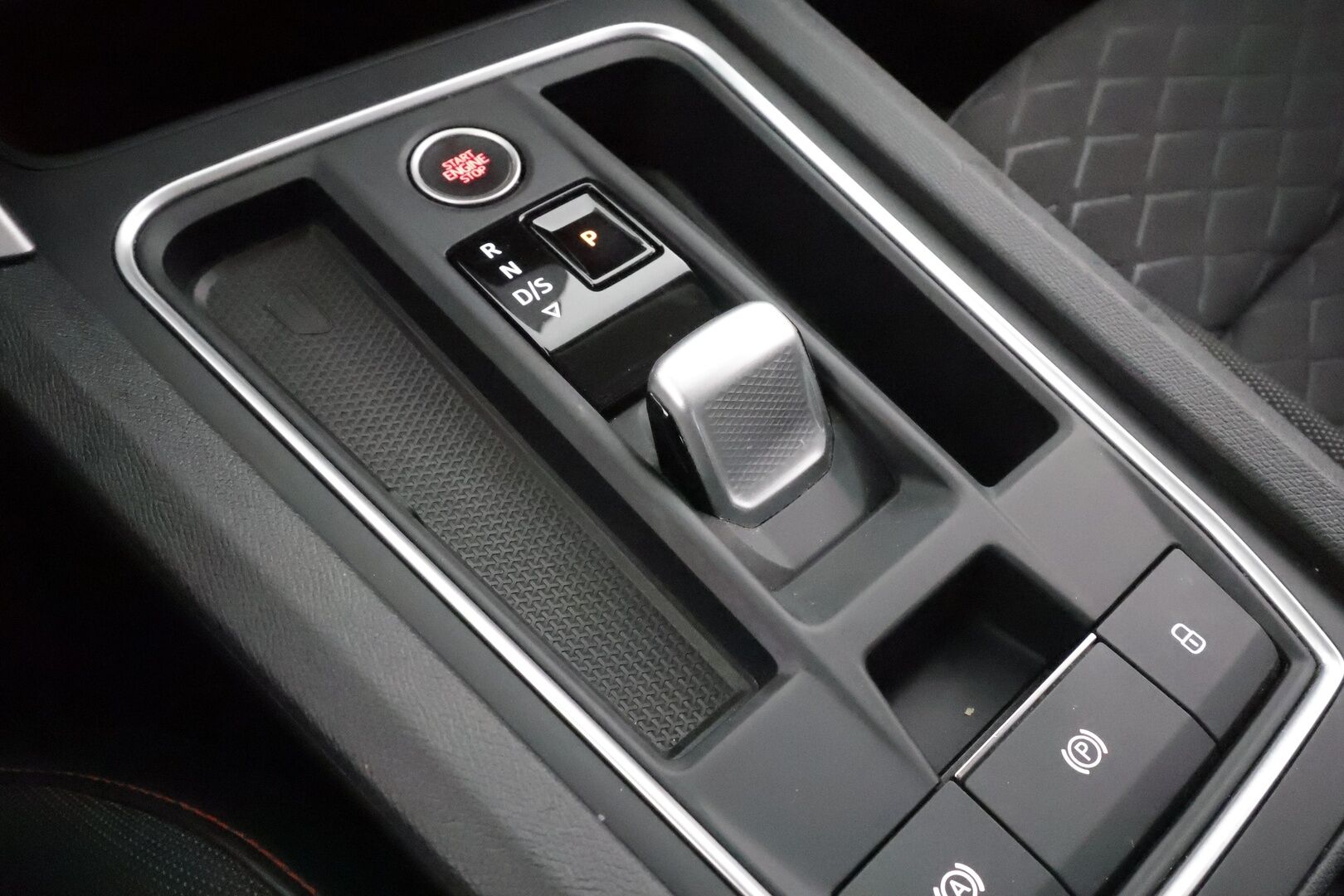 Seat Leon Sportstourer 2021 1,4 PHEV 204 eHybrid FR DSG * ACC / LED / P.Kamera / Navi / Kaistavahti / Digimittaristo / Koukku * - 2x Latauskaapelit / Kahdet renkaat