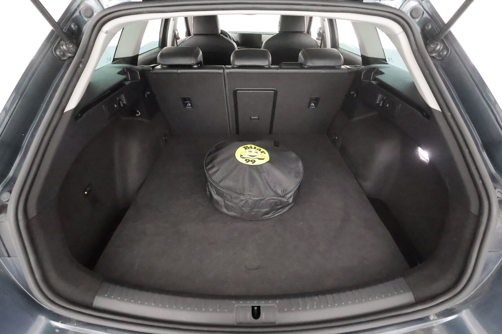 Seat Leon Sportstourer 2021 1,4 PHEV 204 eHybrid FR DSG * ACC / LED / P.Kamera / Navi / Kaistavahti / Digimittaristo / Koukku * - 2x Latauskaapelit / Kahdet renkaat