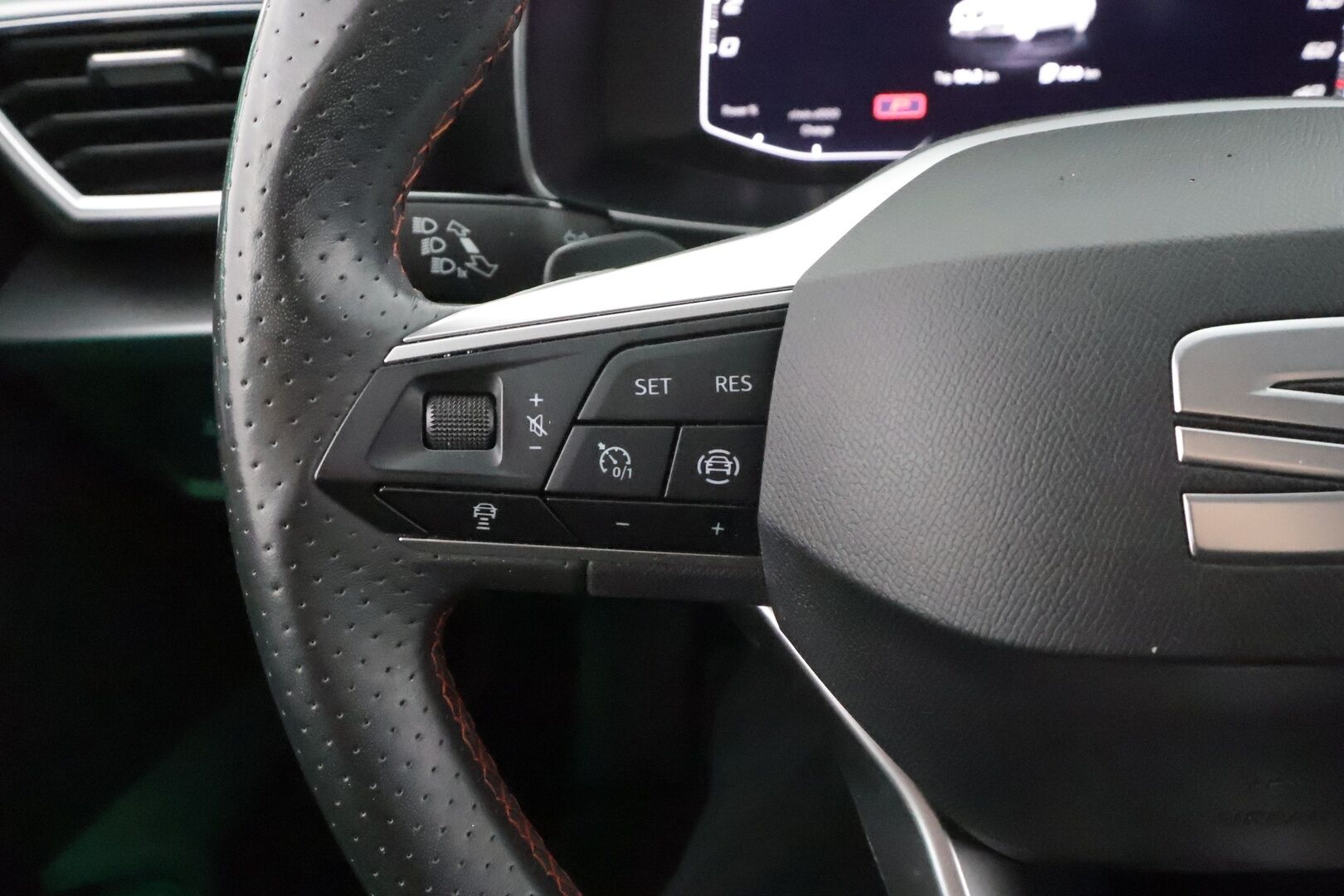 Seat Leon Sportstourer 2021 1,4 PHEV 204 eHybrid FR DSG * ACC / LED / P.Kamera / Navi / Kaistavahti / Digimittaristo / Koukku * - 2x Latauskaapelit / Kahdet renkaat