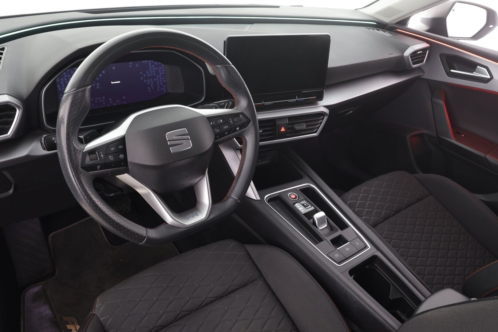 Seat Leon Sportstourer 2021 1,4 PHEV 204 eHybrid FR DSG * ACC / LED / P.Kamera / Navi / Kaistavahti / Digimittaristo / Koukku * - 2x Latauskaapelit / Kahdet renkaat