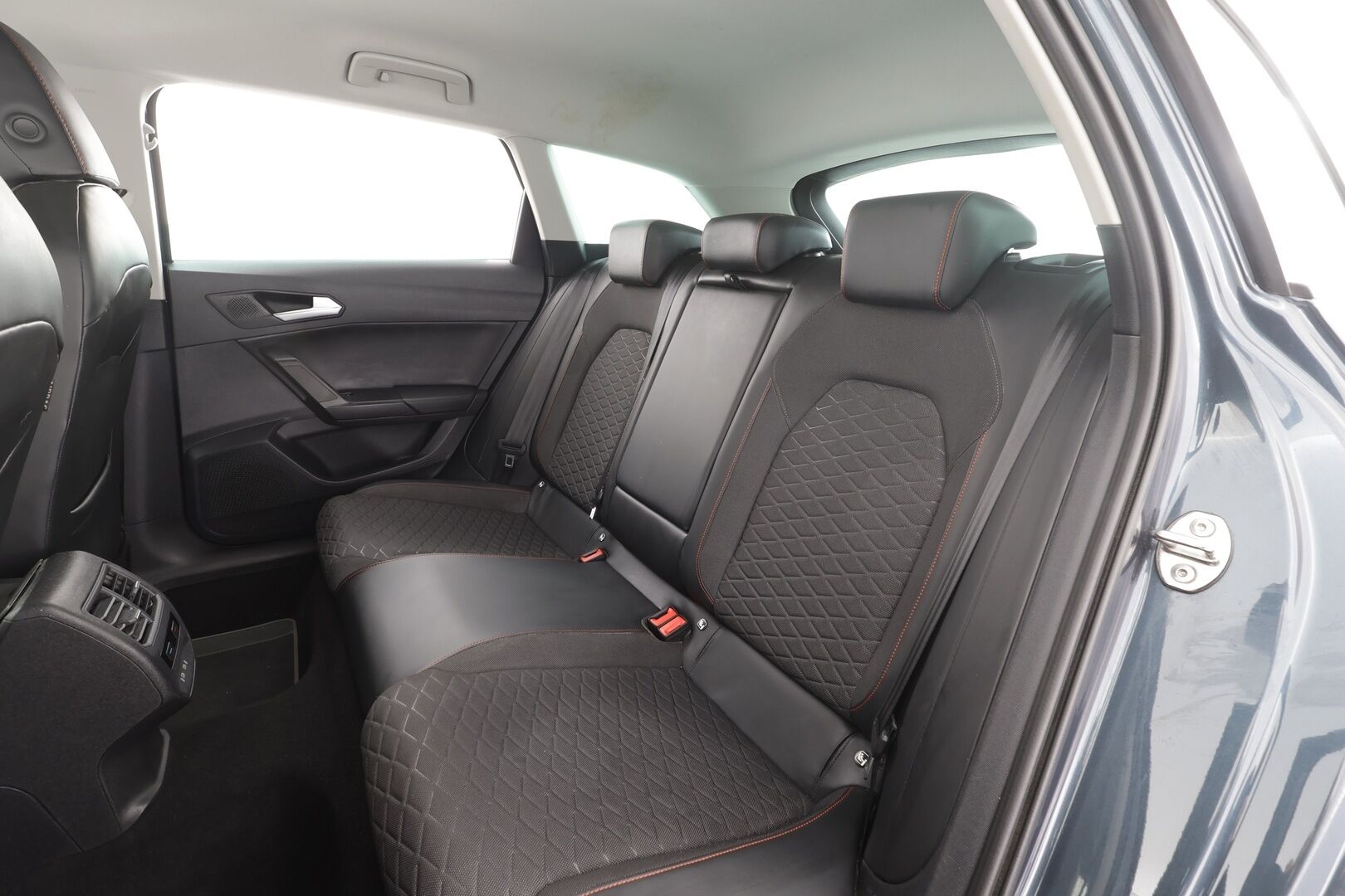 Seat Leon Sportstourer 2021 1,4 PHEV 204 eHybrid FR DSG * ACC / LED / P.Kamera / Navi / Kaistavahti / Digimittaristo / Koukku * - 2x Latauskaapelit / Kahdet renkaat