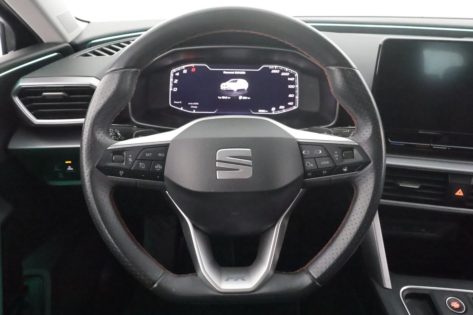 Seat Leon Sportstourer 2021 1,4 PHEV 204 eHybrid FR DSG * ACC / LED / P.Kamera / Navi / Kaistavahti / Digimittaristo / Koukku * - 2x Latauskaapelit / Kahdet renkaat