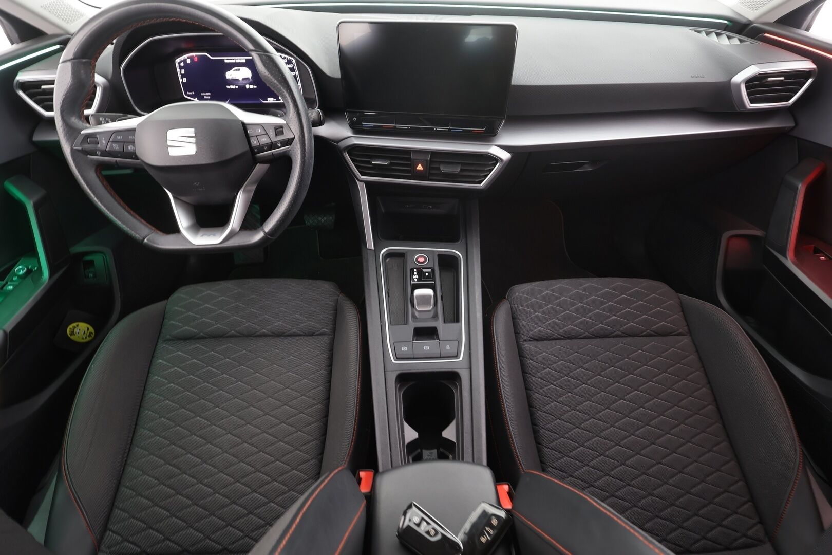 Seat Leon Sportstourer 2021 1,4 PHEV 204 eHybrid FR DSG * ACC / LED / P.Kamera / Navi / Kaistavahti / Digimittaristo / Koukku * - 2x Latauskaapelit / Kahdet renkaat