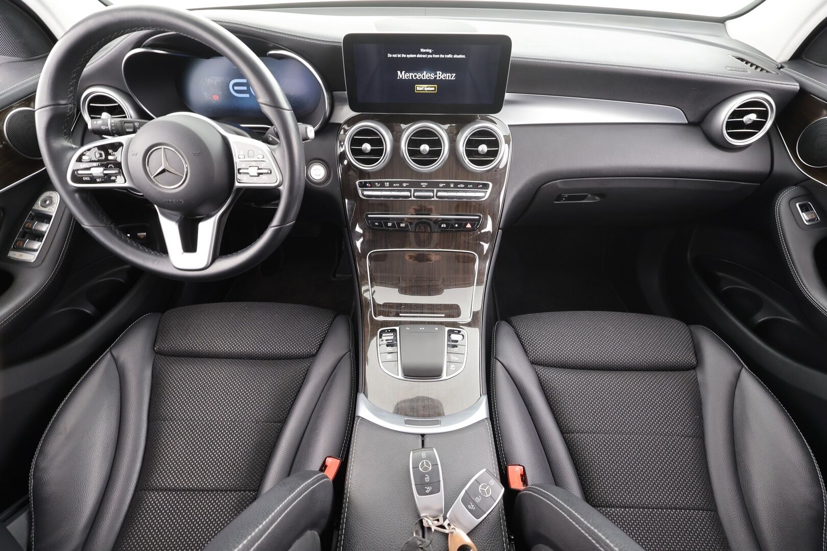 Mercedes-Benz GLC 2022 300 e 4MATIC A Business * Distronic Plus / Polttoainekäyttöinen lämmitin / LED / P.Kamera / Sporttipenkit / Navi * - 1.Om Suomi-auto / Kahdet renkaat / Koti & kauppalaturi