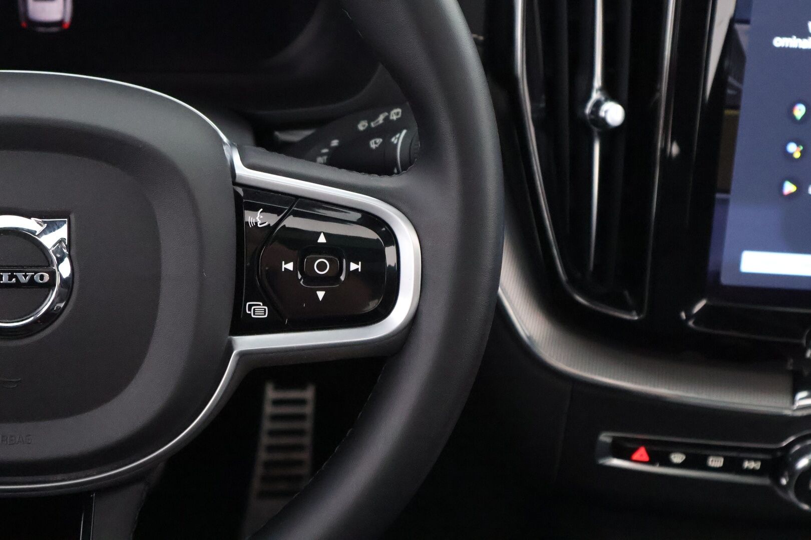 Volvo XC60 2022 T8 AWD Long Range High Performance R-Design Edition aut - 3,99 % KORKOTARJOUS TÄHÄN AUTOON - Webasto / Adapt.Vakkari / Panorama / Peruutuskamera / Koukku / Full LED / Google Maps / Muistipenkki / Huippuvarusteltu yksilö!