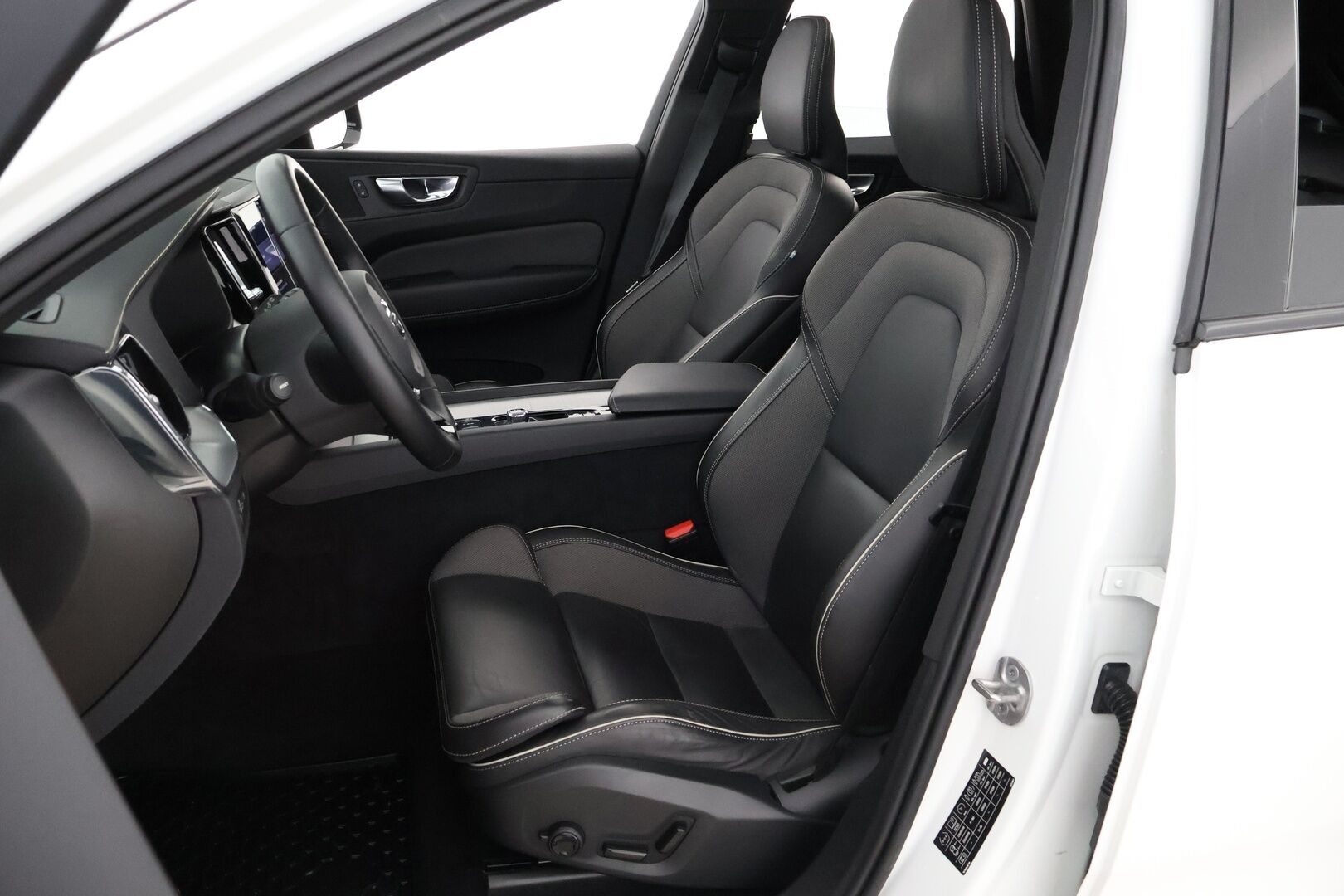 Volvo XC60 2022 T8 AWD Long Range High Performance R-Design Edition aut - 3,99 % KORKOTARJOUS TÄHÄN AUTOON - Webasto / Adapt.Vakkari / Panorama / Peruutuskamera / Koukku / Full LED / Google Maps / Muistipenkki / Huippuvarusteltu yksilö!
