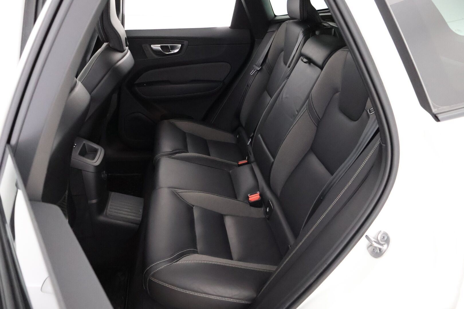 Volvo XC60 2022 T8 AWD Long Range High Performance R-Design Edition aut - 3,99 % KORKOTARJOUS TÄHÄN AUTOON - Webasto / Adapt.Vakkari / Panorama / Peruutuskamera / Koukku / Full LED / Google Maps / Muistipenkki / Huippuvarusteltu yksilö!
