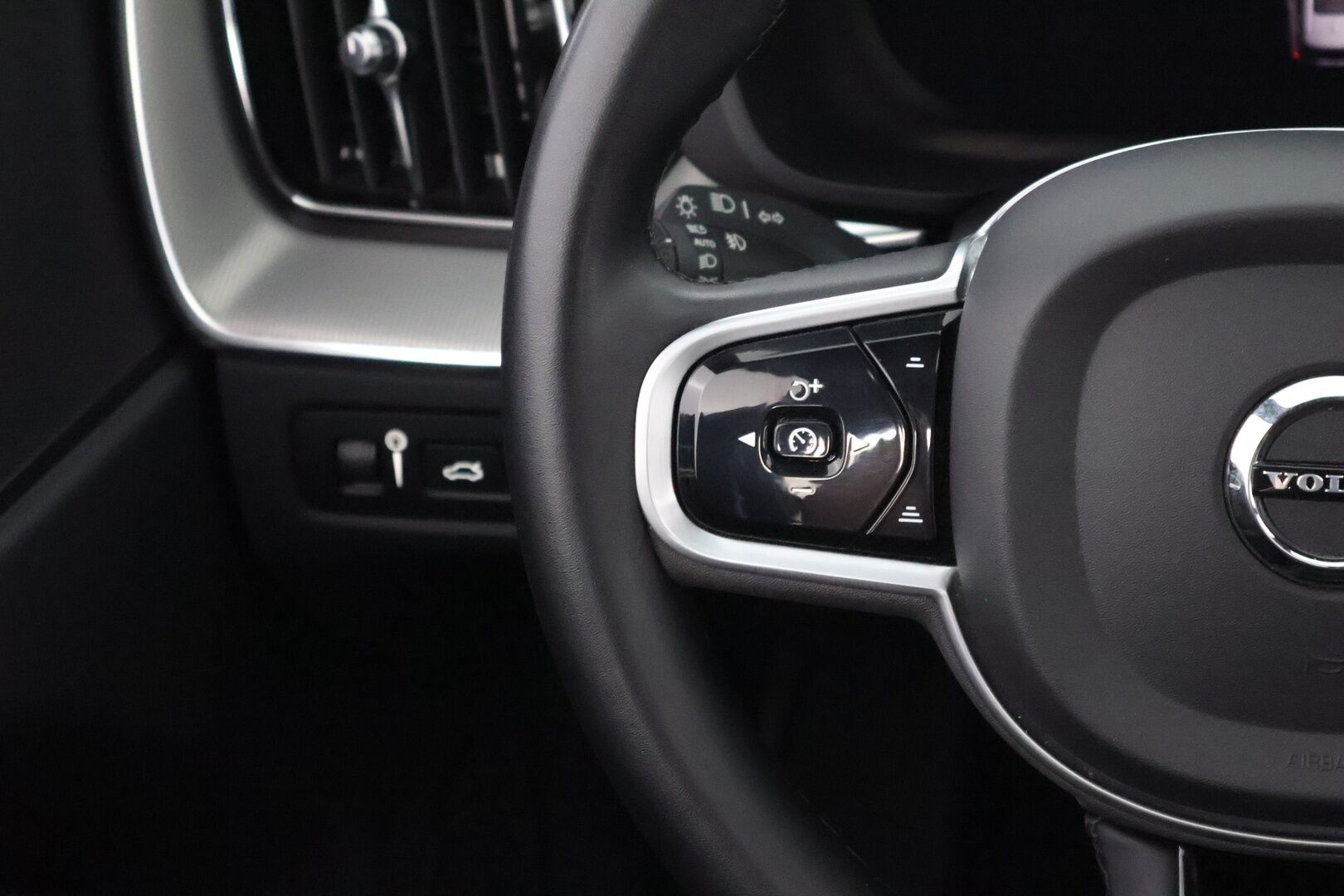 Volvo XC60 2022 T8 AWD Long Range High Performance R-Design Edition aut - 3,99 % KORKOTARJOUS TÄHÄN AUTOON - Webasto / Adapt.Vakkari / Panorama / Peruutuskamera / Koukku / Full LED / Google Maps / Muistipenkki / Huippuvarusteltu yksilö!