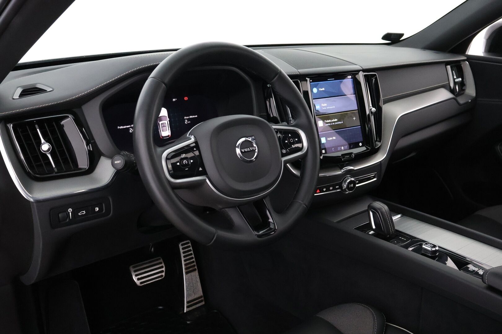 Volvo XC60 2022 T8 AWD Long Range High Performance R-Design Edition aut - 3,99 % KORKOTARJOUS TÄHÄN AUTOON - Webasto / Adapt.Vakkari / Panorama / Peruutuskamera / Koukku / Full LED / Google Maps / Muistipenkki / Huippuvarusteltu yksilö!