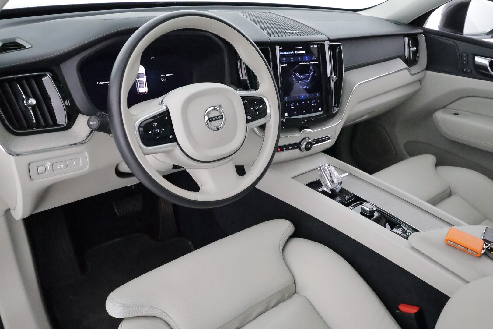 Volvo XC60 2022 T6 AWD Long Range Inscription Edition aut - 3,99 % KORKOTARJOUS TÄHÄN AUTOON - 1Om Suomiauto / Facelift / Harman&Kardon / Panorama / Adapt.Vakkari / 360-Kamera / Vaalea Nahkasisusta / Lämm.Tuulilasi / Isompi Range!