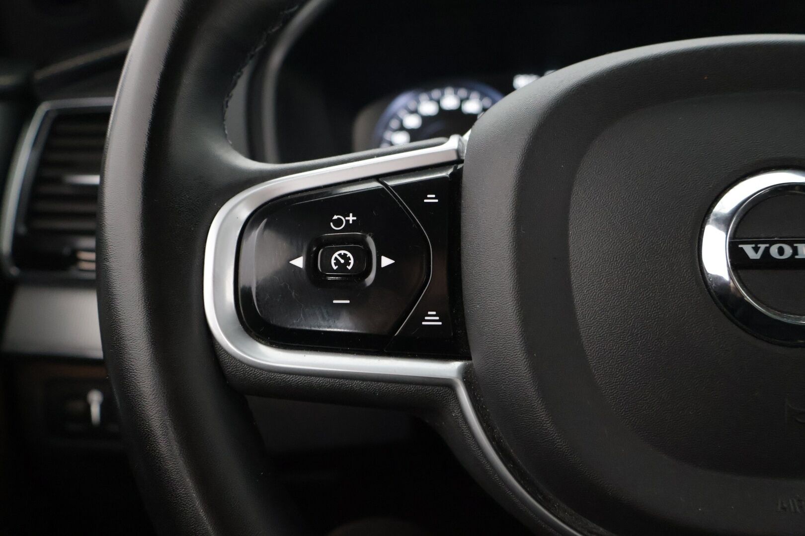 Volvo XC90 2022 T8 AWD Long Range High Performance R-Design aut / 1.OM / Suomi auto / 7p* - 2,99 % KORKOTARJOUS TÄHÄN AUTOON 14.9. ASTI! - Harman & Kardon / Webasto / Koukku / ACC / BLIS / Keyless Go / P-kamera / tutkat