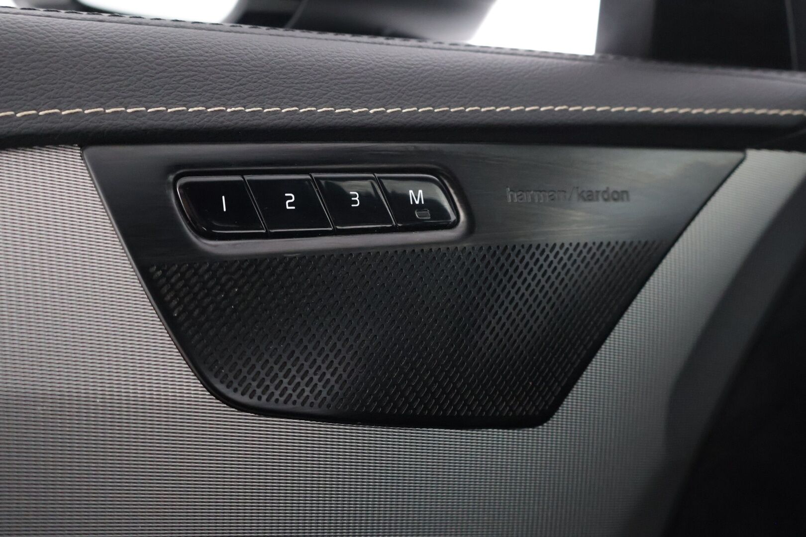 Volvo XC90 2022 T8 AWD Long Range High Performance R-Design aut / 1.OM / Suomi auto / 7p* - 2,99 % KORKOTARJOUS TÄHÄN AUTOON 14.9. ASTI! - Harman & Kardon / Webasto / Koukku / ACC / BLIS / Keyless Go / P-kamera / tutkat