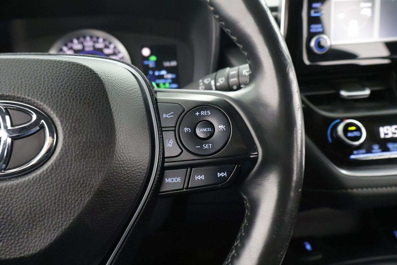 Toyota Corolla 2020 Touring Sports 1,8 Hybrid Active - ACC / P.kamera / Bluetooth / Kahdet renkaat