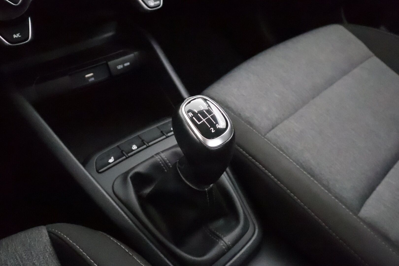 Kia Stonic 2022 1,0 T-GDI 100hv LX - | Merkkihuollettu | 1-om suomiauto | Facelift | Vakkari | Ilmastointi | Lämm. ratti | Apple & Android | Bluetooth | 2x renkaat vanteineen |