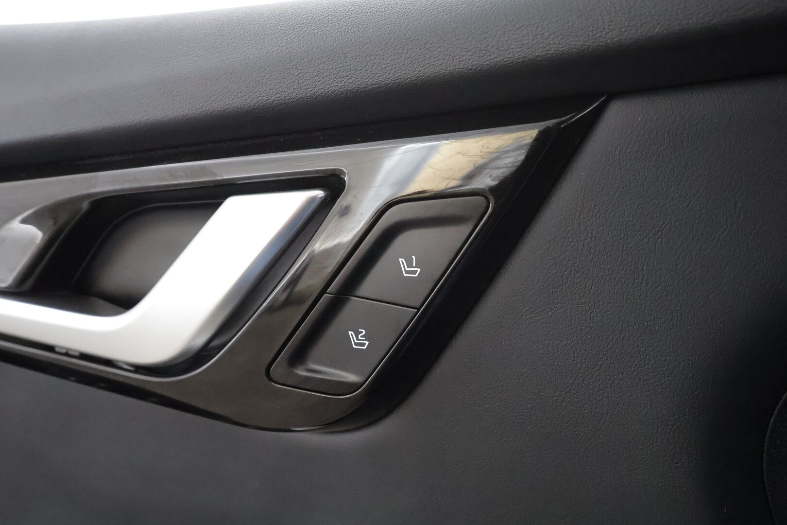 Kia EV6 2022 RWD 77 kWh 229 hv * Lämpöpumppu / Vetokoukku / Adapt.Vakkari / Peruutuskamera / Nahkasisusta / Muistipenkki / KeylessGo - Suomi-auto / Kahdet renkaat aluvanteilla / Juuri tullut Tampereelle!