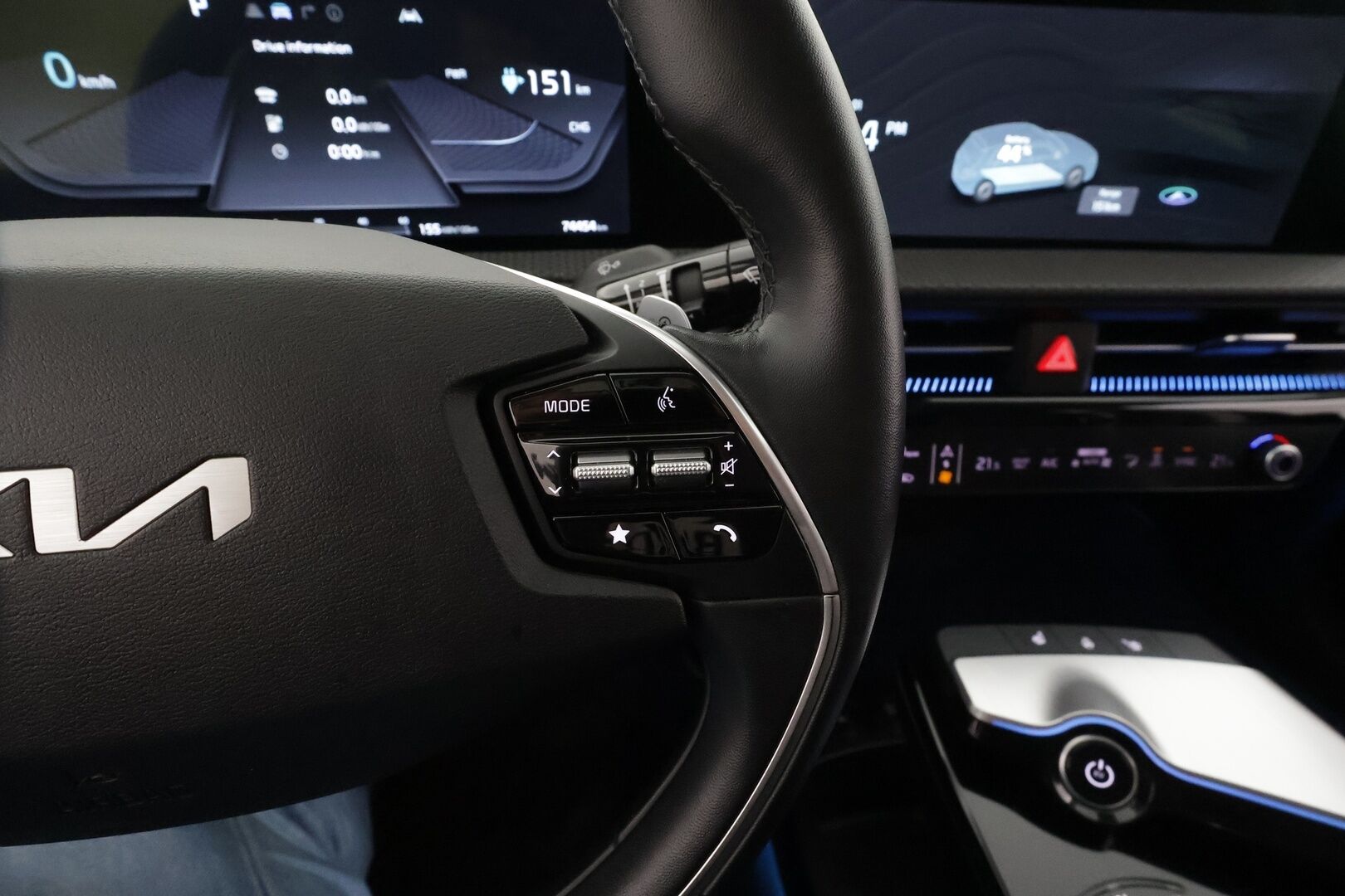 Kia EV6 2022 RWD 77 kWh 229 hv * Lämpöpumppu / Vetokoukku / Adapt.Vakkari / Peruutuskamera / Nahkasisusta / Muistipenkki / KeylessGo - Suomi-auto / Kahdet renkaat aluvanteilla / Juuri tullut Tampereelle!