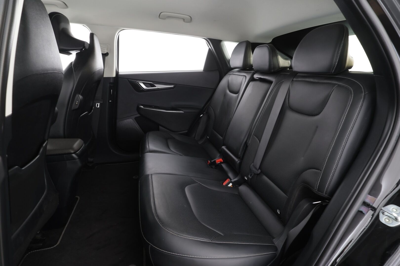 Kia EV6 2022 RWD 77 kWh 229 hv * Lämpöpumppu / Vetokoukku / Adapt.Vakkari / Peruutuskamera / Nahkasisusta / Muistipenkki / KeylessGo - Suomi-auto / Kahdet renkaat aluvanteilla / Juuri tullut Tampereelle!