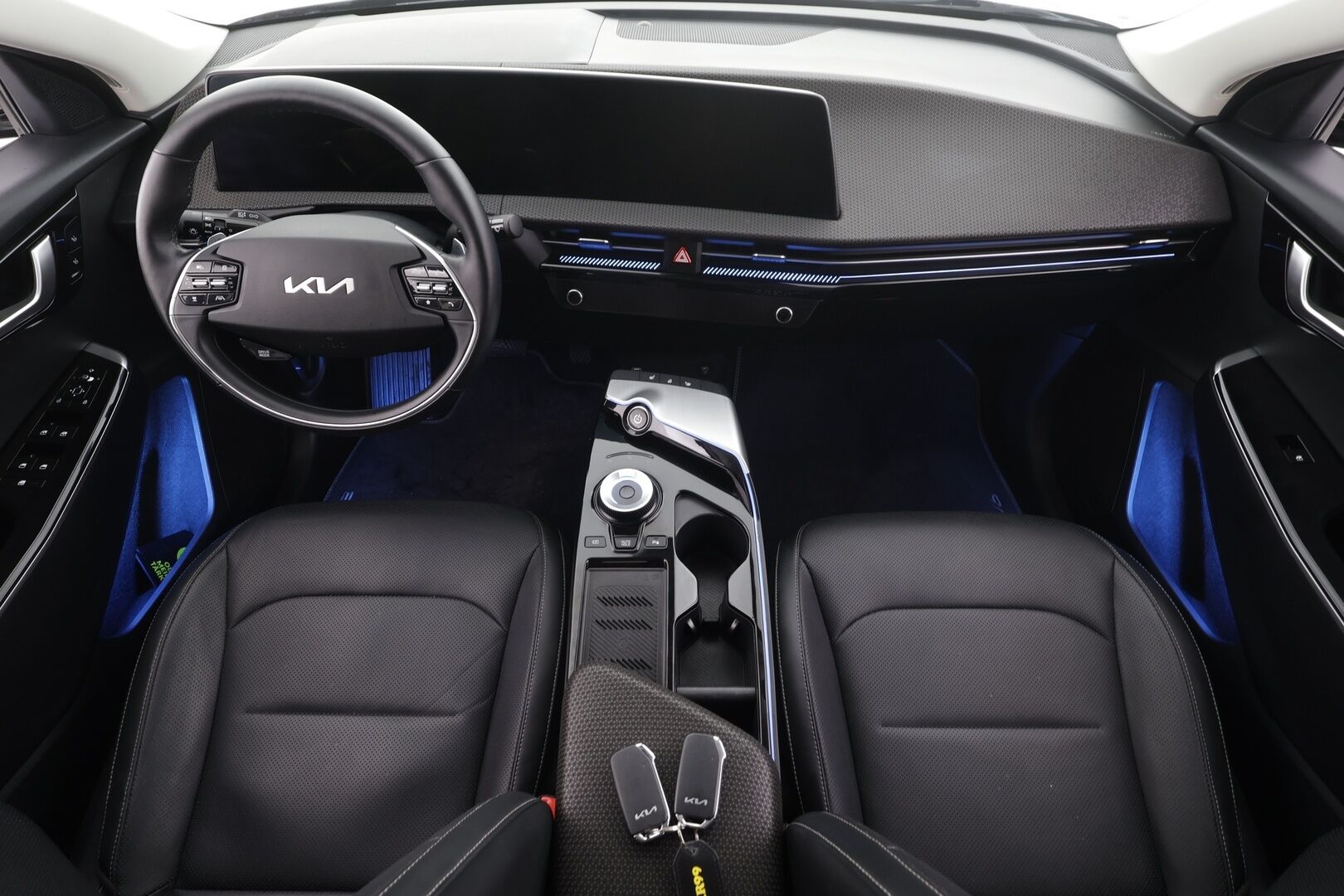 Kia EV6 2022 RWD 77 kWh 229 hv * Lämpöpumppu / Vetokoukku / Adapt.Vakkari / Peruutuskamera / Nahkasisusta / Muistipenkki / KeylessGo - Suomi-auto / Kahdet renkaat aluvanteilla / Juuri tullut Tampereelle!