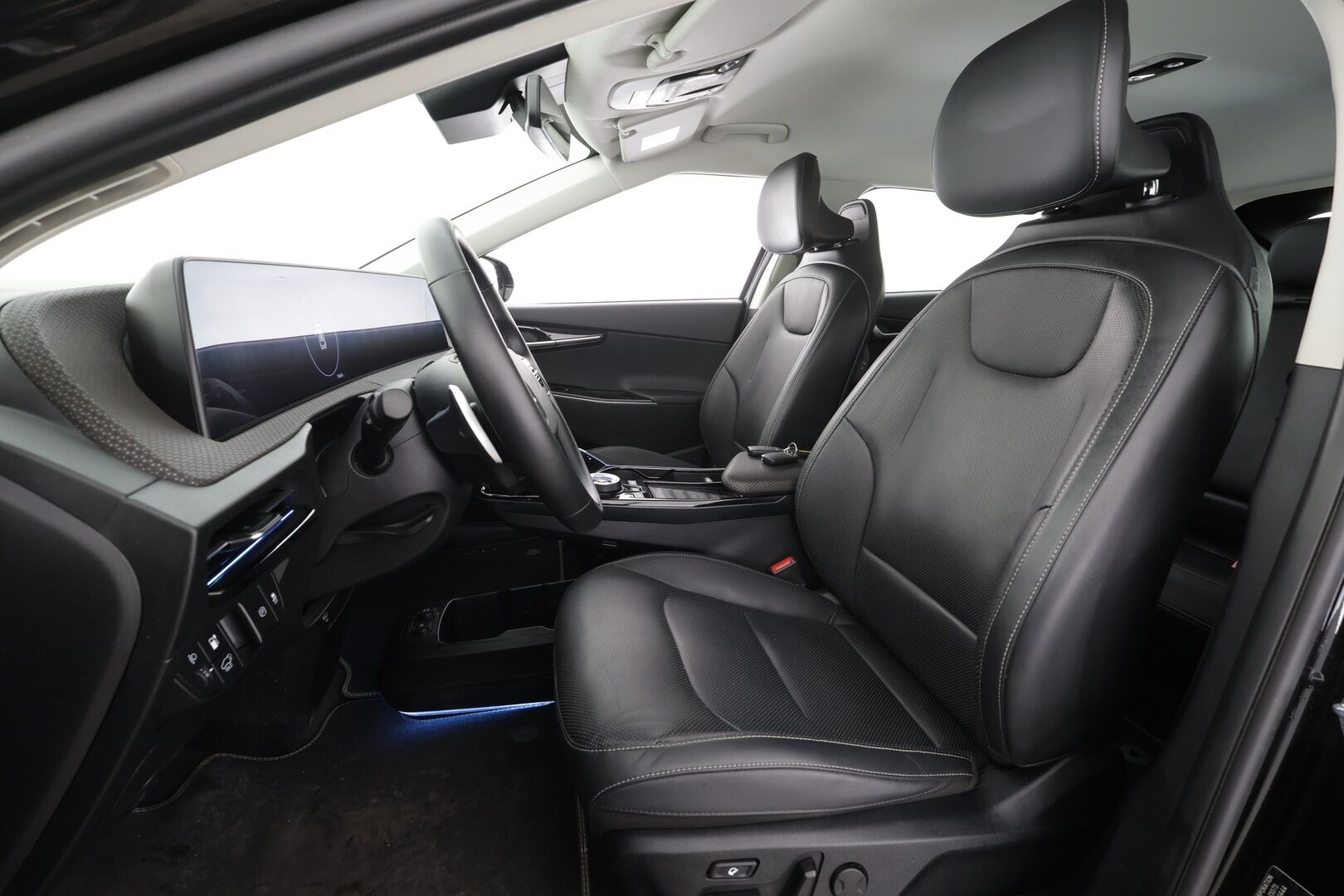 Kia EV6 2022 RWD 77 kWh 229 hv * Lämpöpumppu / Vetokoukku / Adapt.Vakkari / Peruutuskamera / Nahkasisusta / Muistipenkki / KeylessGo - Suomi-auto / Kahdet renkaat aluvanteilla / Juuri tullut Tampereelle!