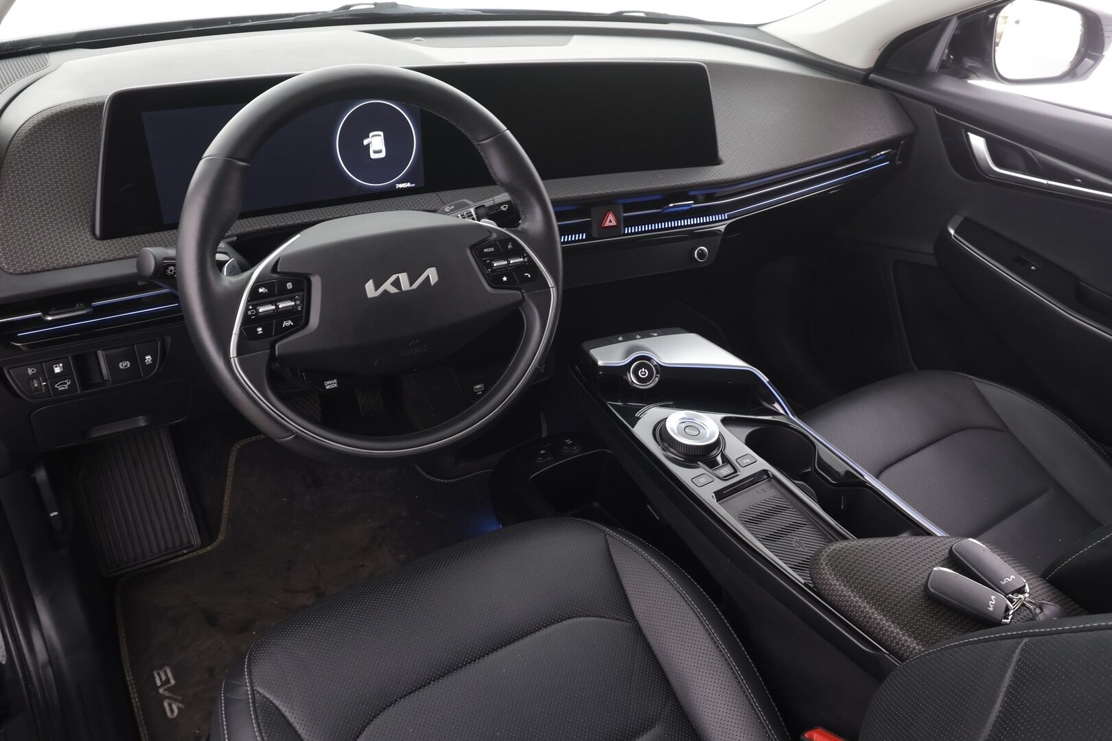 Kia EV6 2022 RWD 77 kWh 229 hv * ACC / P.kamera / ILP / Koukku / Muistipenkki / Nahat / Sähköluukku / KeylessGo * - Suomi-auto / Kahdet renkaat aluvanteilla