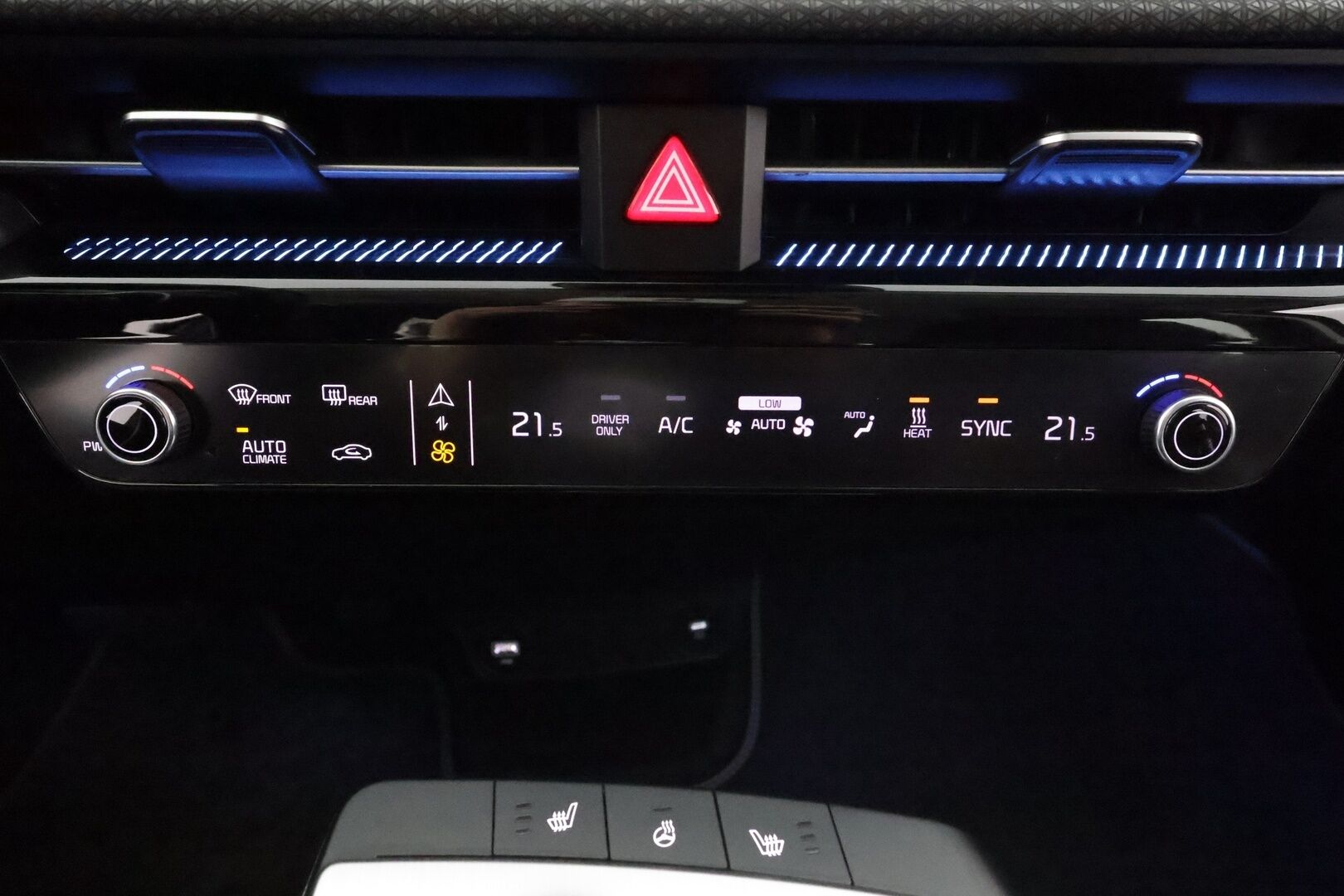 Kia EV6 2022 RWD 77 kWh 229 hv * Lämpöpumppu / Vetokoukku / Adapt.Vakkari / Peruutuskamera / Nahkasisusta / Muistipenkki / KeylessGo - Suomi-auto / Kahdet renkaat aluvanteilla / Juuri tullut Tampereelle!