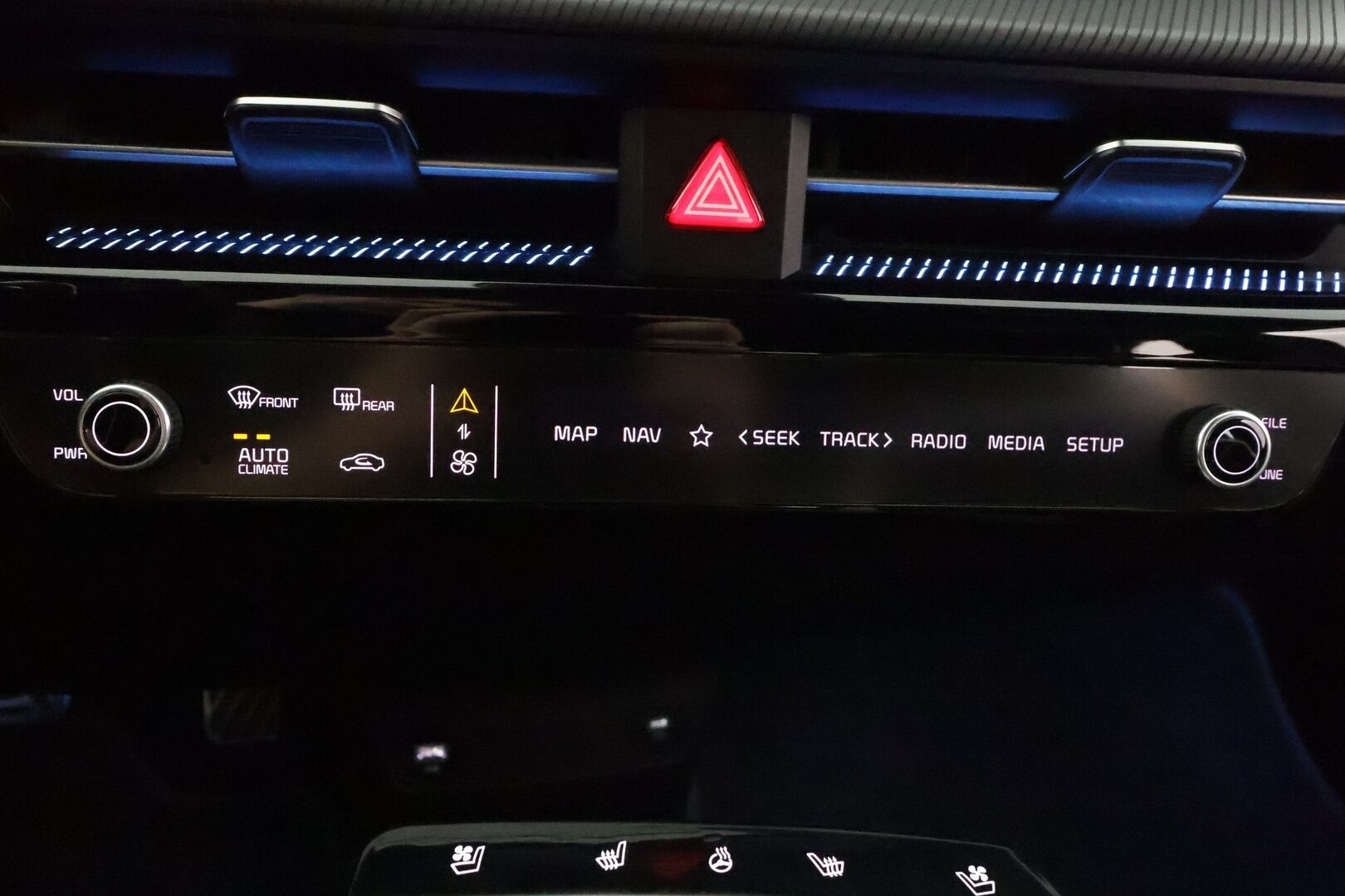Kia EV6 2022 GT-Line AWD 77 kWh 325 hv - | ACC | ILP | Koukku | HUD | Meridian | Ilm. sähköpenkit | Muistipenkki | Nahka-alcantara | P.kamera | Ambient Light | Merkkihuollot | 1-om suomiauto |