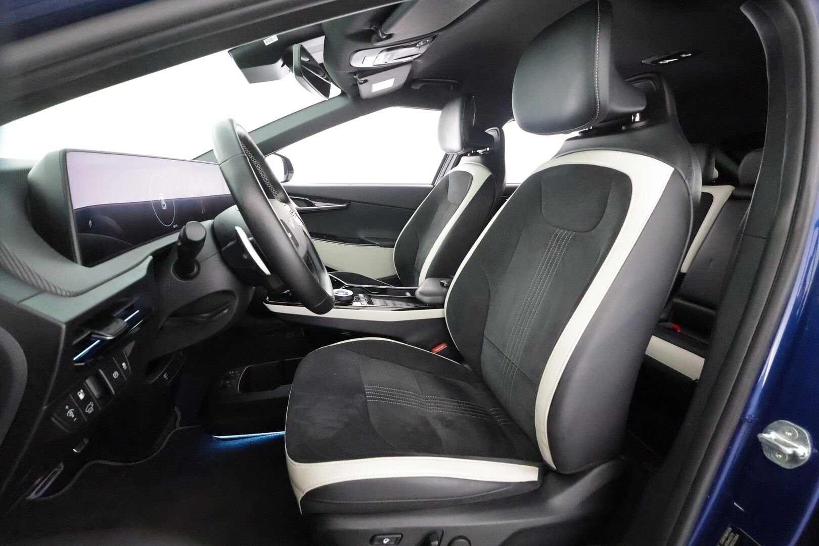 Kia EV6 2022 GT-Line AWD 77 kWh 325 hv - | ACC | ILP | Koukku | HUD | Meridian | Ilm. sähköpenkit | Muistipenkki | Nahka-alcantara | P.kamera | Ambient Light | Merkkihuollot | 1-om suomiauto |