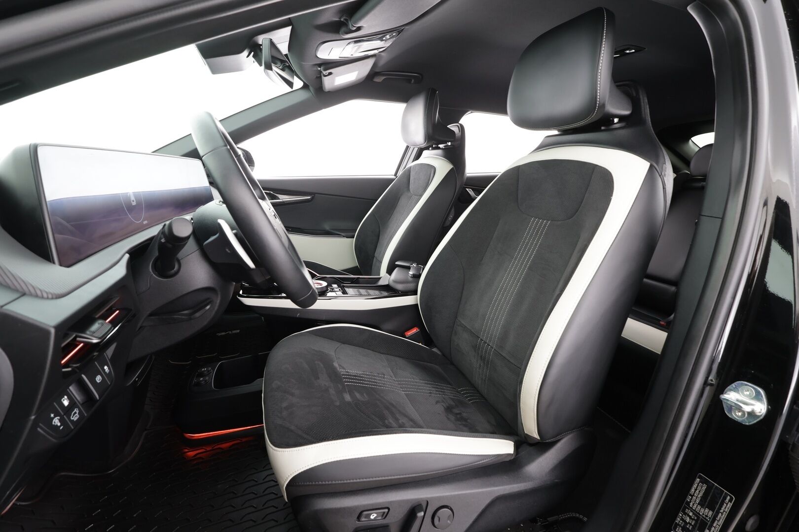 Kia EV6 2022 GT-Line AWD 77 kWh 325 hv * ACC / HUD / ILP / Meridian / P.kamera / Adapt.LED / Muistipenkki / Koukku / Ilmastoidut penkit * - Suomi-auto / Kahdet renkaat aluvanteilla / Merkkihuollettu / Juuri huollettu - HULLUT BLACKWEEK JATKOT - KORKOTARJOUS 2,49%