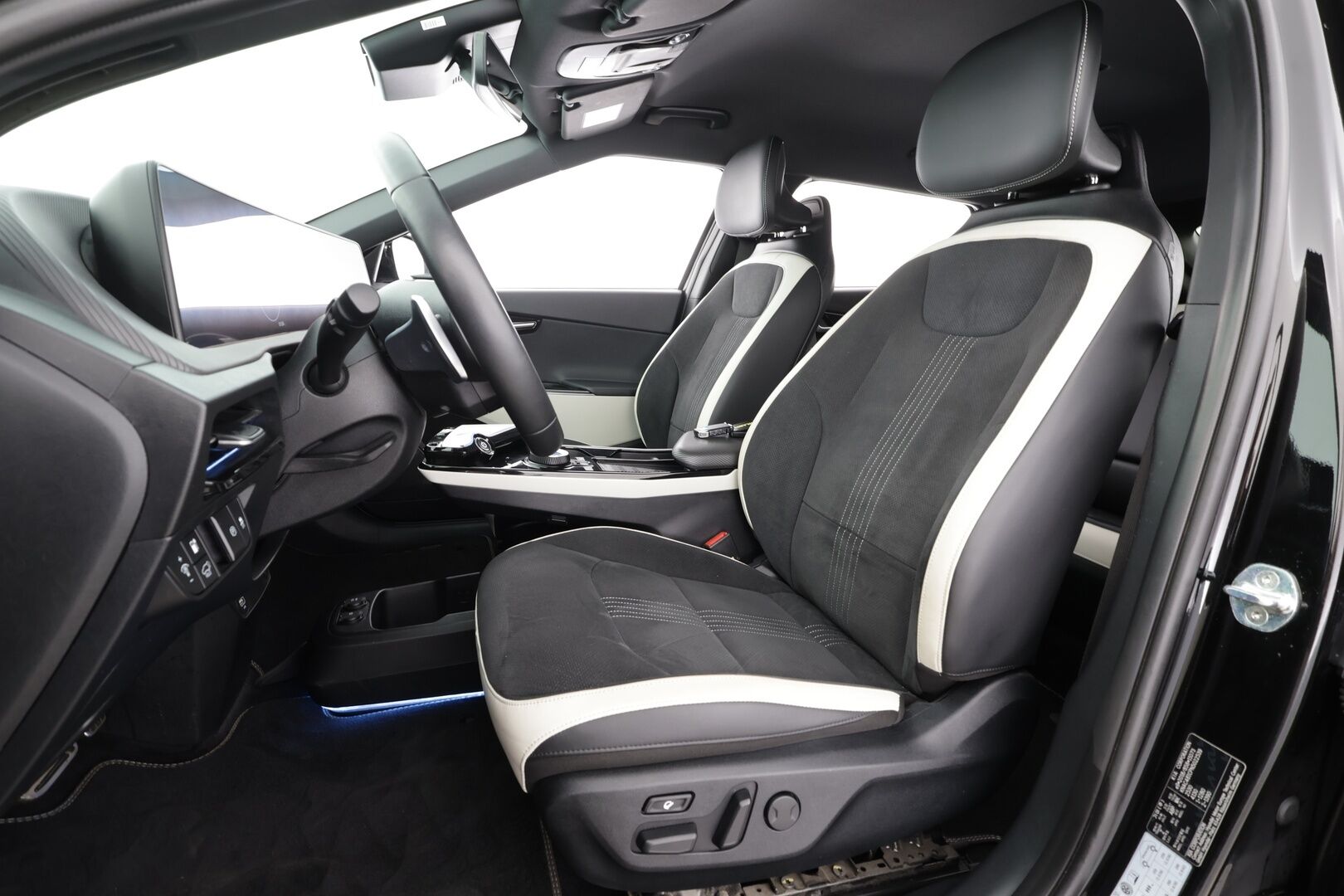 Kia EV6 2022 GT-Line AWD 77 kWh 325 hv * ACC / ILP / Muistipenkki / P.kamera / Koukku / Ilmastoidut penkit / Adapt.LED / Navi * - 1.Om Suomi-auto / Akku kuntotarkastettu / Kahdet renkaat aluvanteilla / Merkkihuollettu