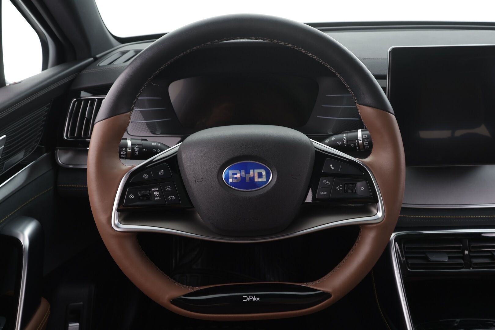 BYD Tang 2022 109kWh, AWD 7-P  * ACC / 360° / Panorama / Koukku / Muistipenkki / Dirac / Ilmastoidut nahat / KeylessGo / Navi / LED * - Kahdet renkaat aluvanteilla / Merkkihuollettu