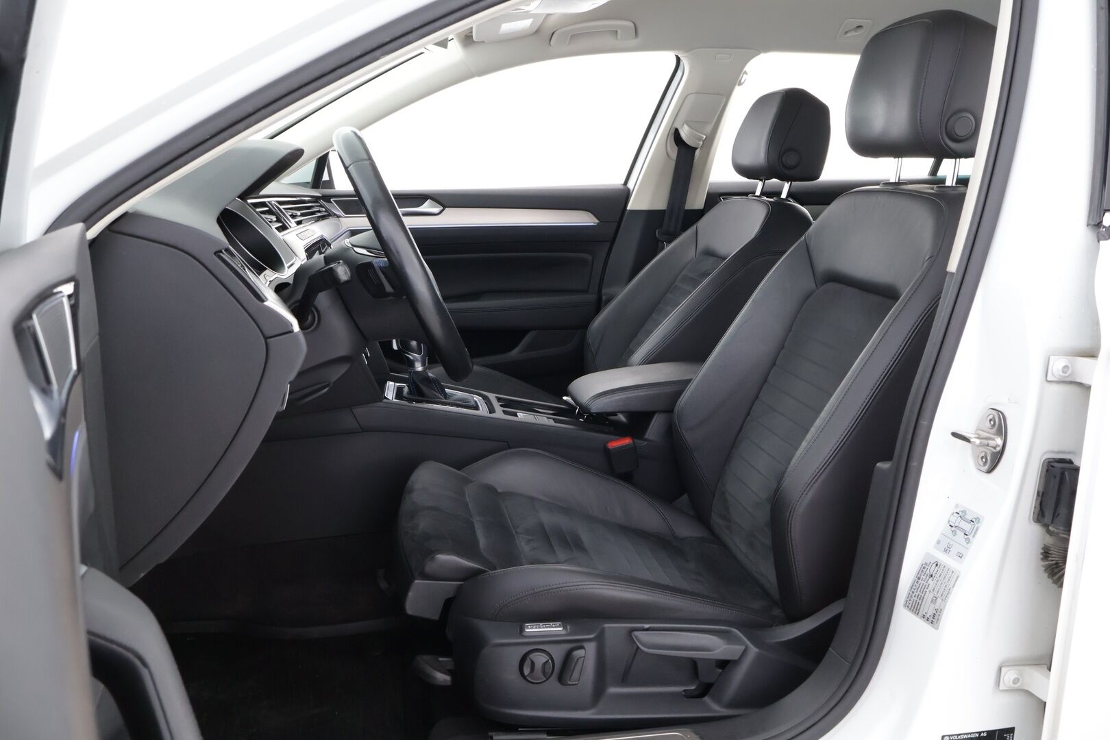 VOLKSWAGEN PASSAT 2018 Variant GTE Plug-In Hybrid 160 kW (218 hv) DSG-automaatti - Facelift | Vetokoukku | Adapt.Vakkari | Peruutuskamera | LED | Apple&Android | Nahka-Alcantara ergoComfort | Lisälämmitin | Juuri tullut Tampereelle!