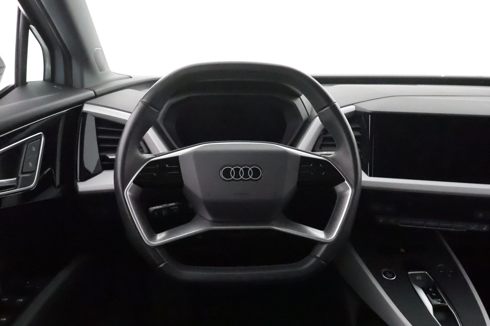 Audi Q4 e-tron 2022 40 e-tron Sportback ** Lämpöpumppu / Adapt.Vakkari / LED-valot / P.Kamera / Navi / Kaistavahti ** - SoH 96,1% / 1-om Suomi-auto / Akku kuntotarkastettu / 2x Latauskaapelit / Kahdet Renkaat