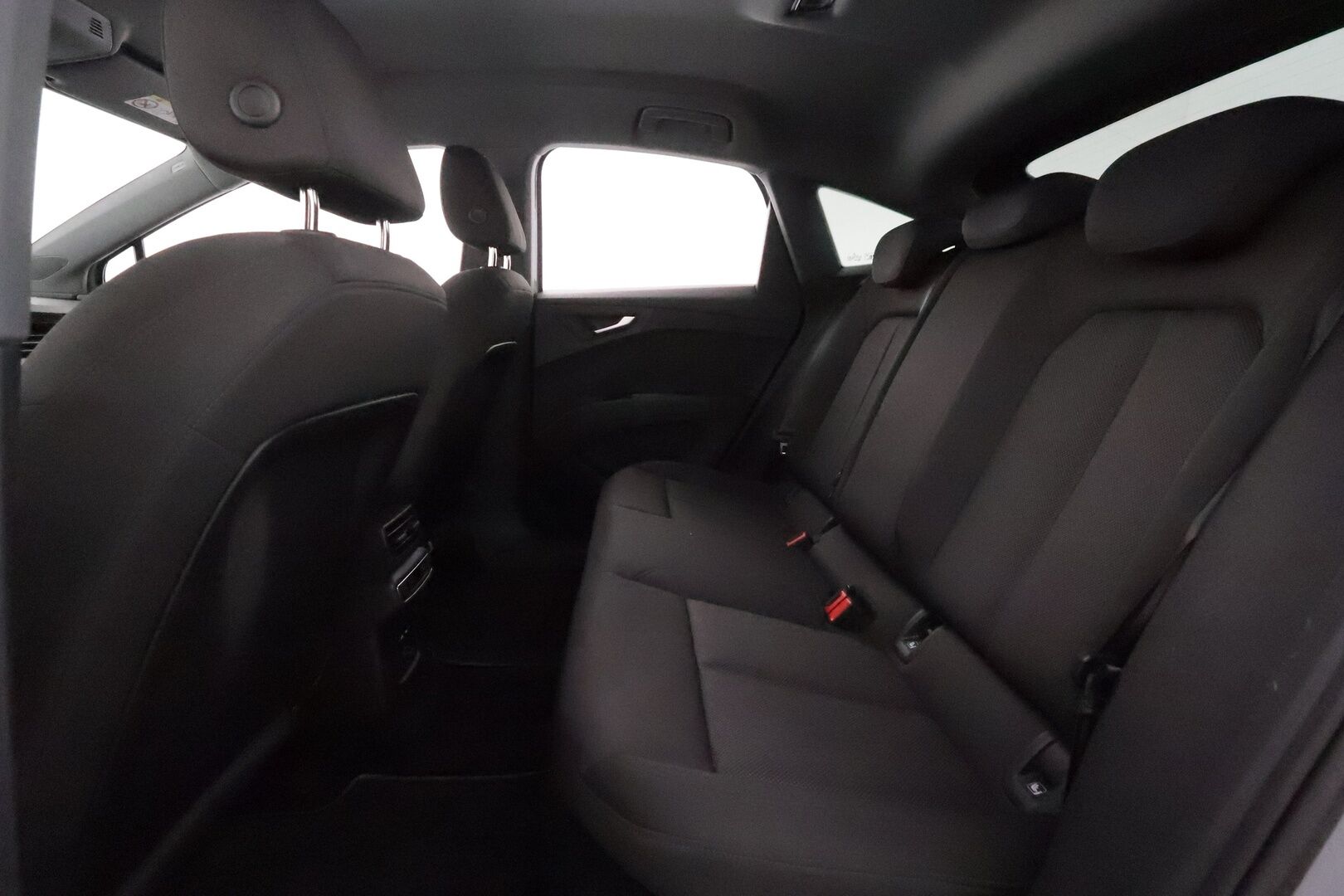 Audi Q4 e-tron 2022 40 e-tron Sportback ** Lämpöpumppu / Adapt.Vakkari / LED-valot / P.Kamera / Navi / Kaistavahti ** - SoH 96,1% / 1-om Suomi-auto / Akku kuntotarkastettu / 2x Latauskaapelit / Kahdet Renkaat