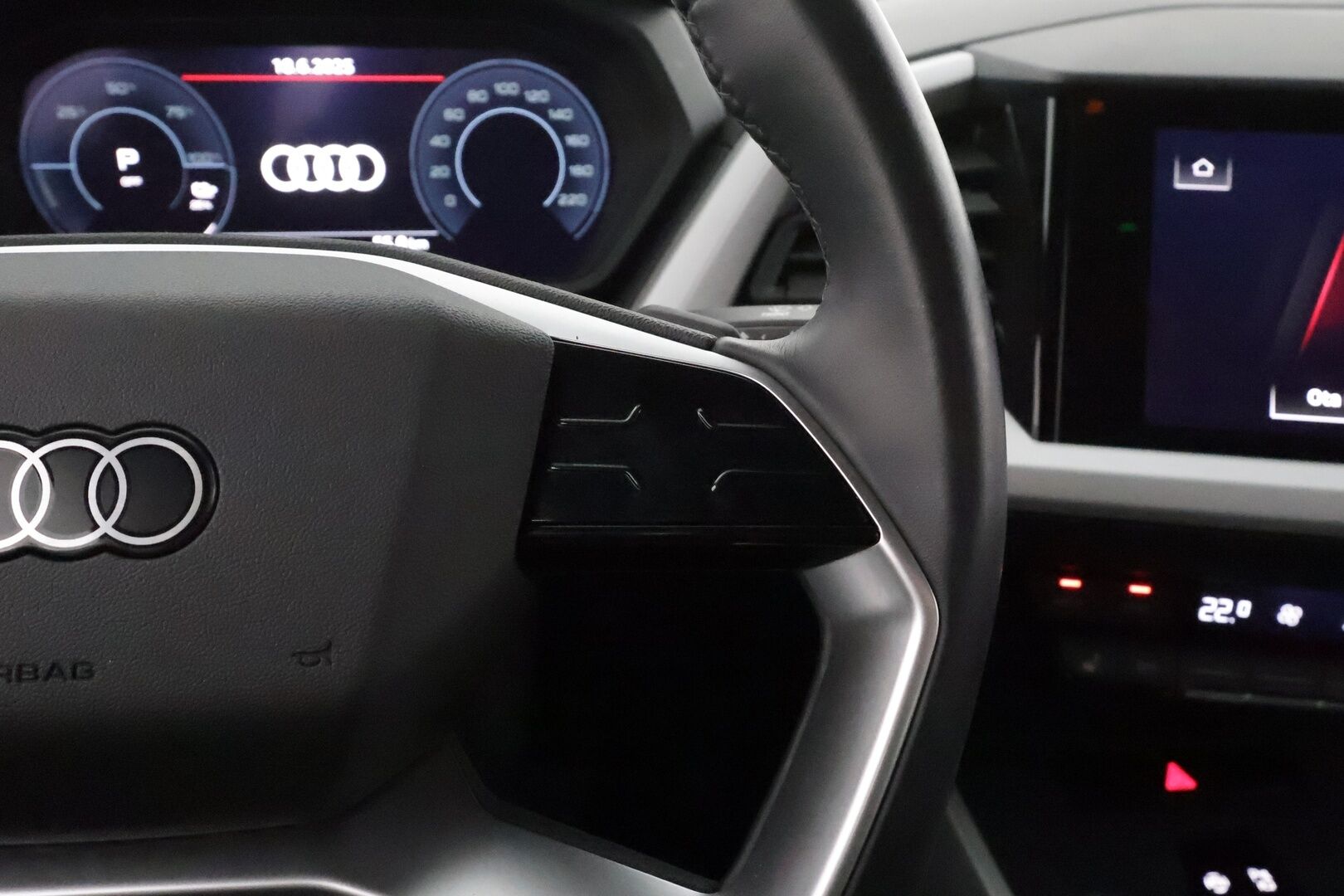 Audi Q4 e-tron 2022 40 e-tron Sportback ** Lämpöpumppu / Adapt.Vakkari / LED-valot / P.Kamera / Navi / Kaistavahti ** - SoH 96,1% / 1-om Suomi-auto / Akku kuntotarkastettu / 2x Latauskaapelit / Kahdet Renkaat