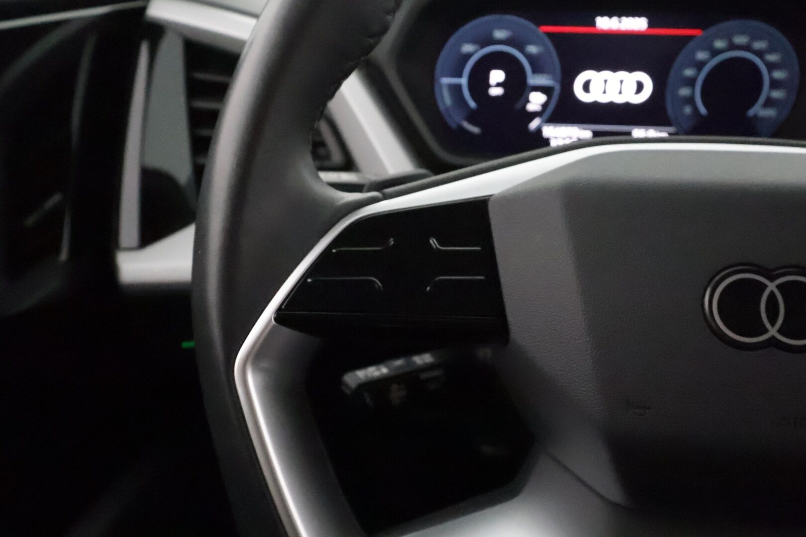 Audi Q4 e-tron 2022 40 e-tron Sportback ** Lämpöpumppu / Adapt.Vakkari / LED-valot / P.Kamera / Navi / Kaistavahti ** - SoH 96,1% / 1-om Suomi-auto / Akku kuntotarkastettu / 2x Latauskaapelit / Kahdet Renkaat