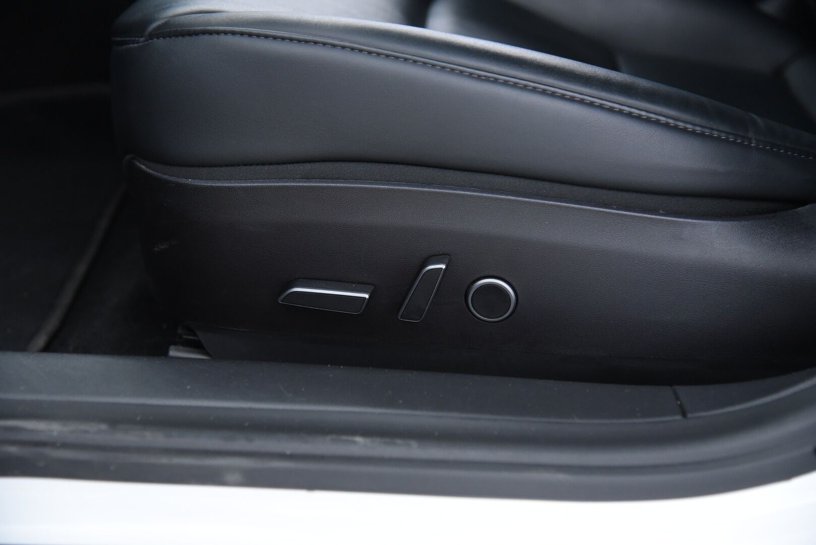 Tesla Model 3 2021 Long Range AWD Refresh / Lämpöpumppu / Matrix-LED / P-Kamera / 2x Renkaat ja Vanteet - Akku kuntotarkistettu! / Lasikatto / Premium Audio / Autopilot / Musta Nahkasisusta