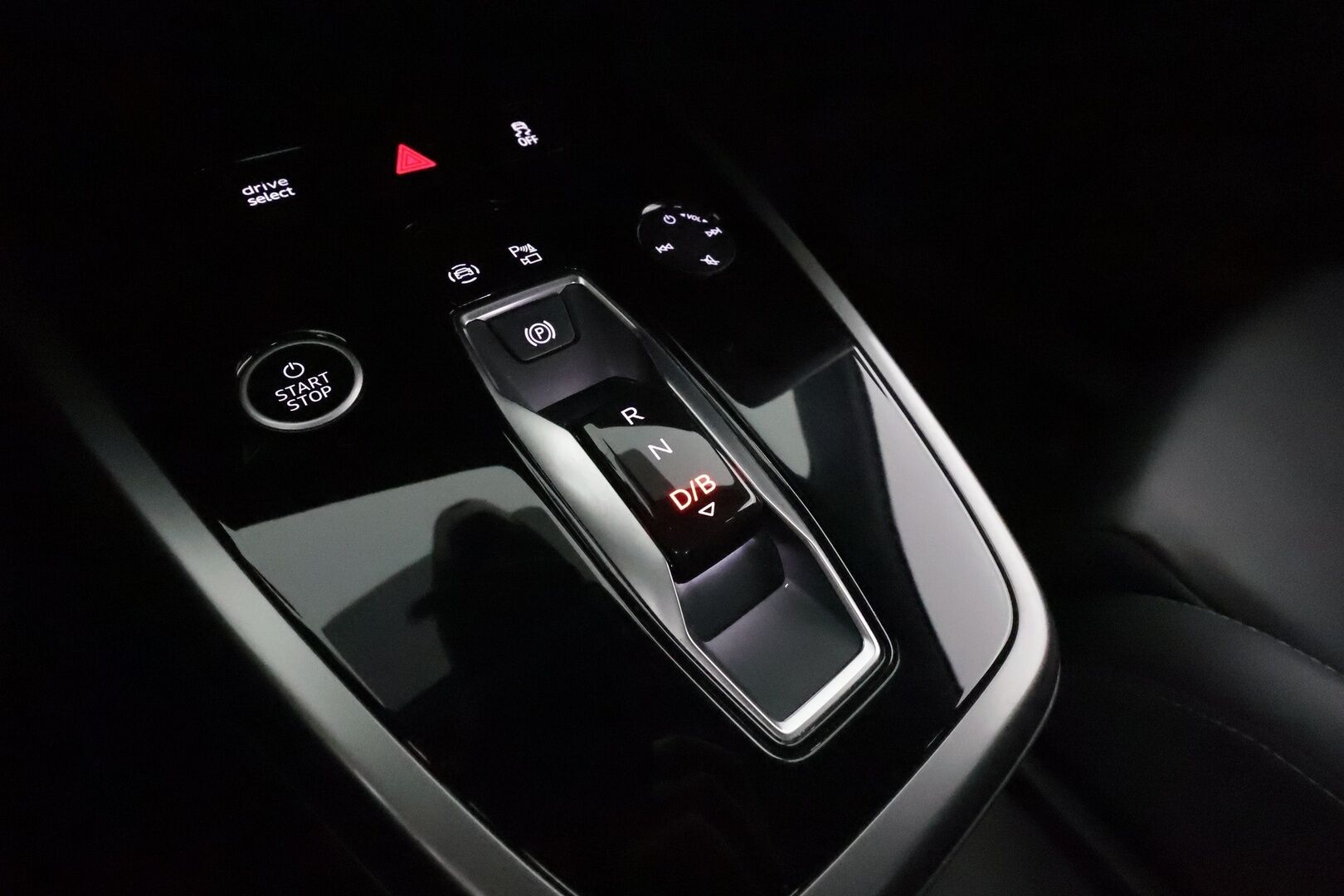 Audi Q4 e-tron 2022 40 Sportback **HUD / Lämpöpumppu / Adapt.Vakkari / LED-valot / P.kamera Sporttipenkki Muistilla / Navi / Keyless** - 3,99 % KORKOTARJOUS TÄHÄN AUTOON - 1-om Suomi-auto / 2x Latauskaapelit / Kahdet Renkaat / Merkkihuollettu!
