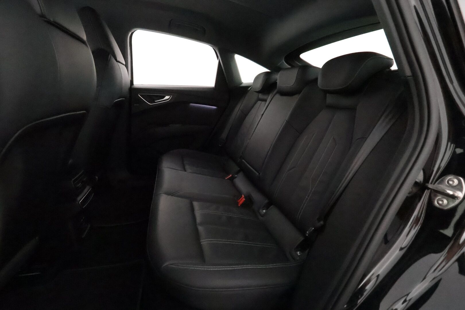 Audi Q4 e-tron 2022 40 Sportback **HUD / Lämpöpumppu / Adapt.Vakkari / LED-valot / P.kamera Sporttipenkki Muistilla / Navi / Keyless** - 3,99 % KORKOTARJOUS TÄHÄN AUTOON - 1-om Suomi-auto / 2x Latauskaapelit / Kahdet Renkaat / Merkkihuollettu!