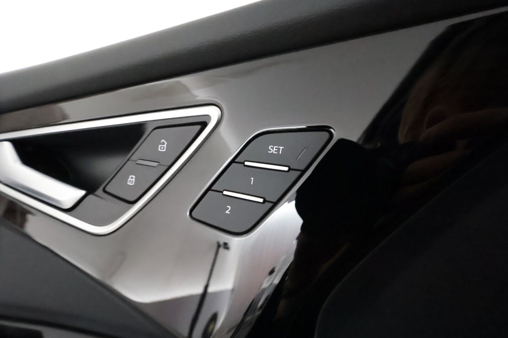 Audi Q4 e-tron 2022 40 Sportback **HUD / Lämpöpumppu / Adapt.Vakkari / LED-valot / P.kamera Sporttipenkki Muistilla / Navi / Keyless** - 3,99 % KORKOTARJOUS TÄHÄN AUTOON - 1-om Suomi-auto / 2x Latauskaapelit / Kahdet Renkaat / Merkkihuollettu!