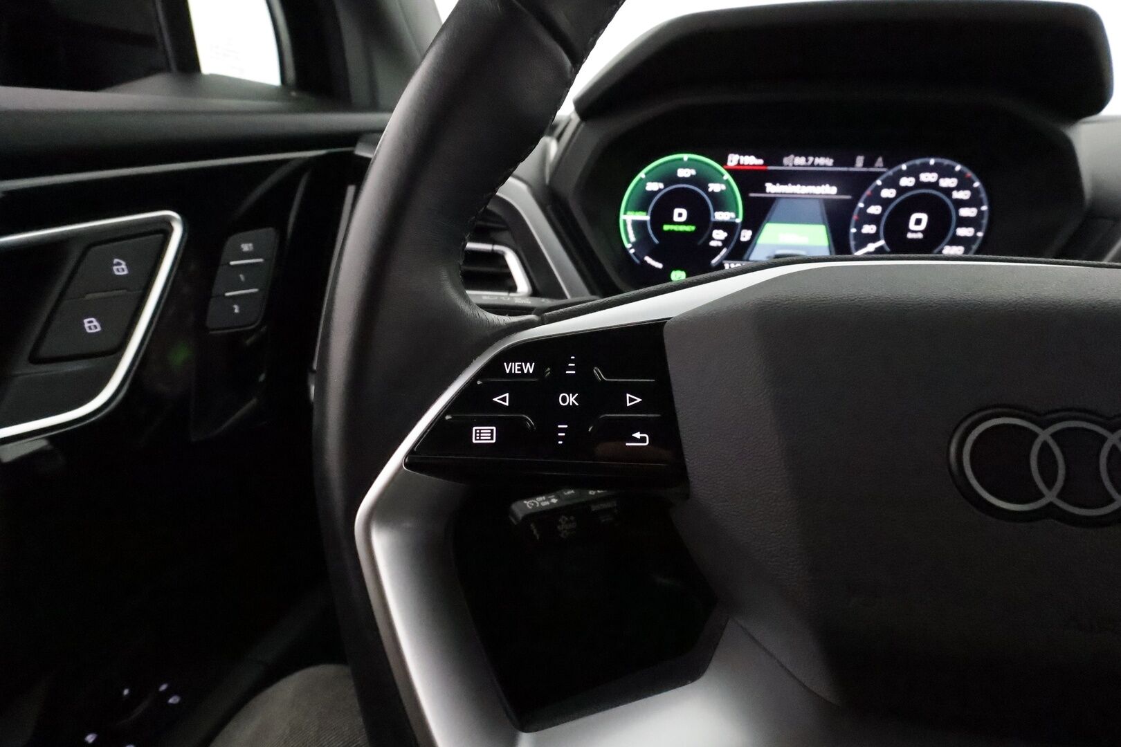 Audi Q4 e-tron 2022 40 Sportback **HUD / Lämpöpumppu / Adapt.Vakkari / LED-valot / P.kamera Sporttipenkki Muistilla / Navi / Keyless** - 3,99 % KORKOTARJOUS TÄHÄN AUTOON - 1-om Suomi-auto / 2x Latauskaapelit / Kahdet Renkaat / Merkkihuollettu!