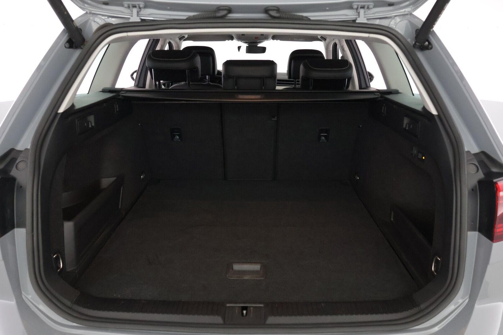 Volkswagen Passat 2022 Variant R-Line 2,0 TDI EVO SCR 110 kW DSG *ALV / Webasto / ACC / Koukku / P.Kamera / Matrix-LED / Kaistavahti* - 2.Om Suomi-auto / Kahdet Renkaat
