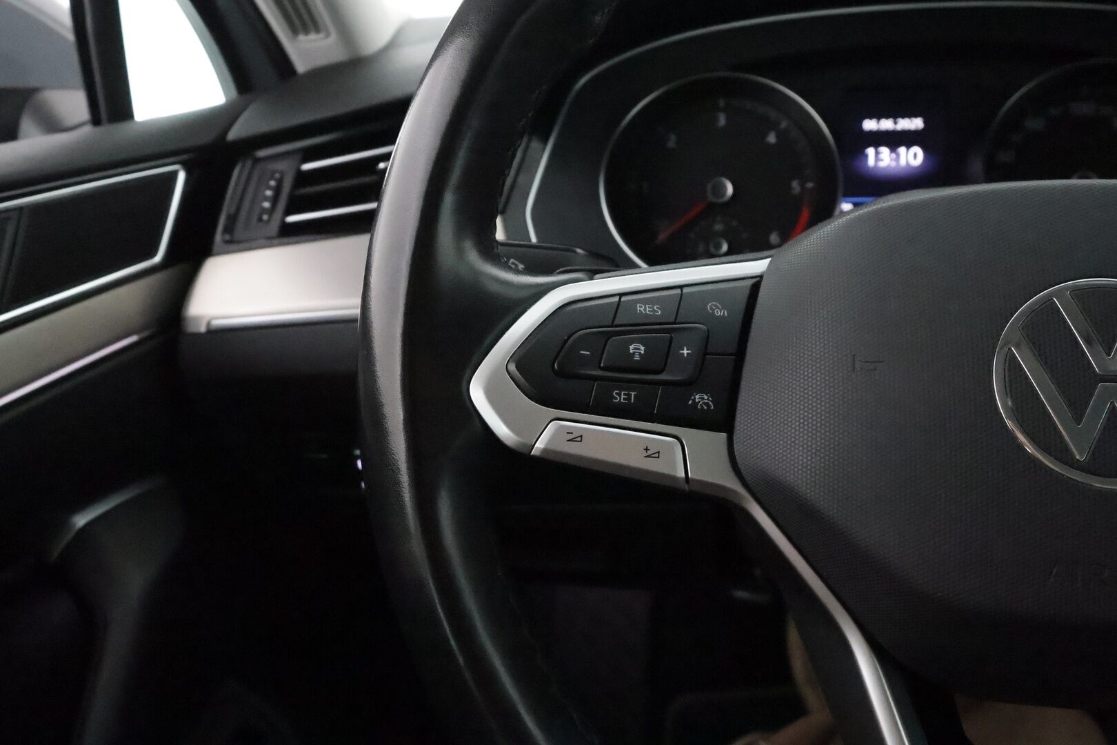 Volkswagen Passat 2022 Variant R-Line 2,0 TDI EVO SCR 110 kW DSG ** Webasto / Koukku / Adapt.Vakkari / P.Kamera / Matrix-LED / Kaistavahti ** - 1.Om Suomi-auto / Kahdet Renkaat