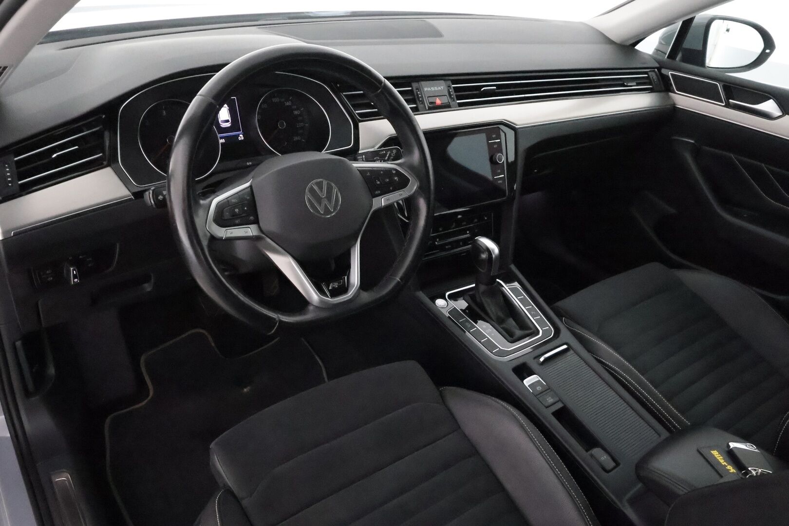 Volkswagen Passat 2022 Variant R-Line 2,0 TDI EVO SCR 110 kW DSG ** Webasto / Koukku / Adapt.Vakkari / P.Kamera / Matrix-LED / Kaistavahti ** - 1.Om Suomi-auto / Kahdet Renkaat