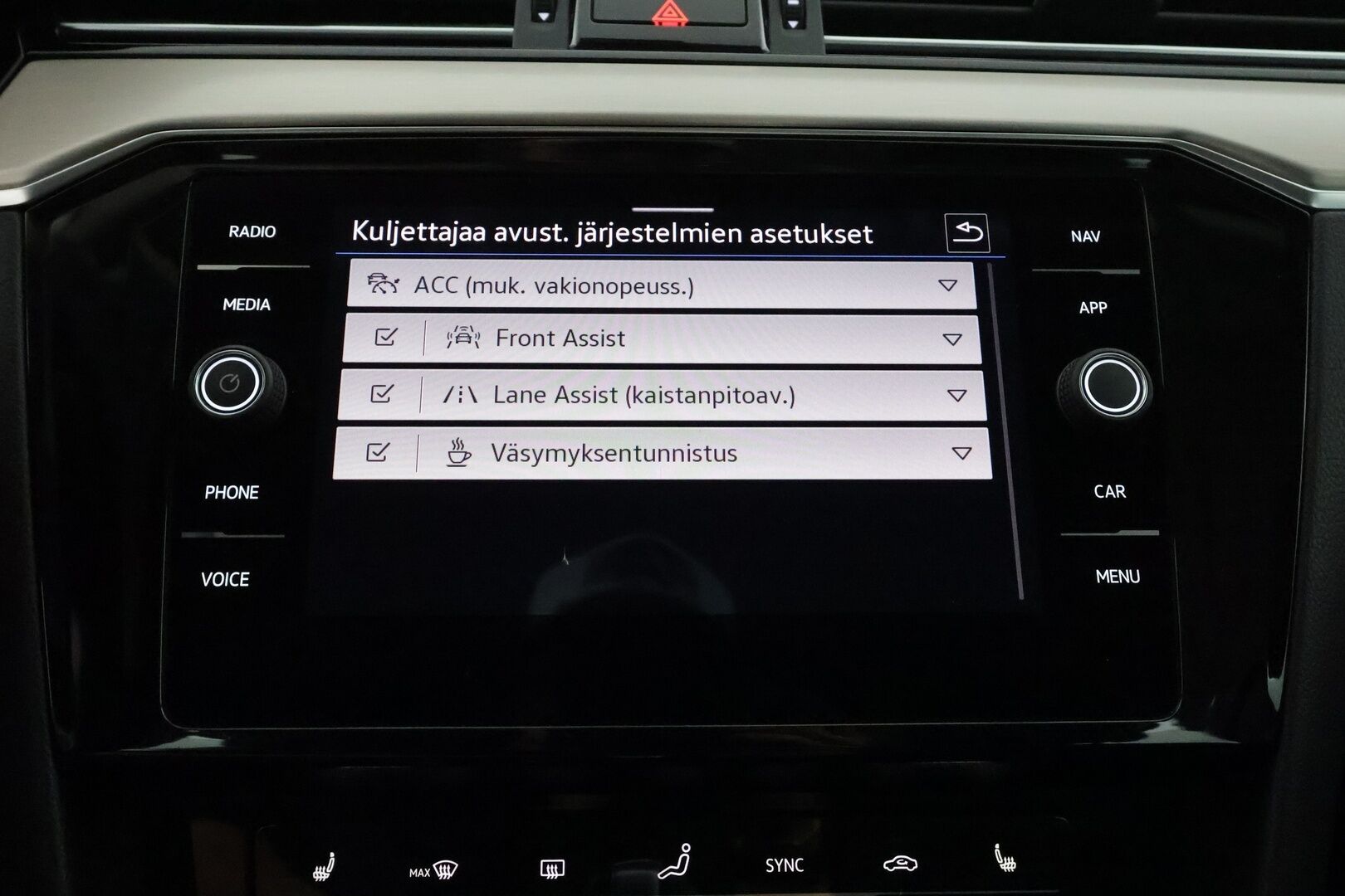 Volkswagen Passat 2022 Variant R-Line 2,0 TDI EVO SCR 110 kW DSG ** Webasto / Koukku / Adapt.Vakkari / P.Kamera / Matrix-LED / Kaistavahti ** - 1.Om Suomi-auto / Kahdet Renkaat