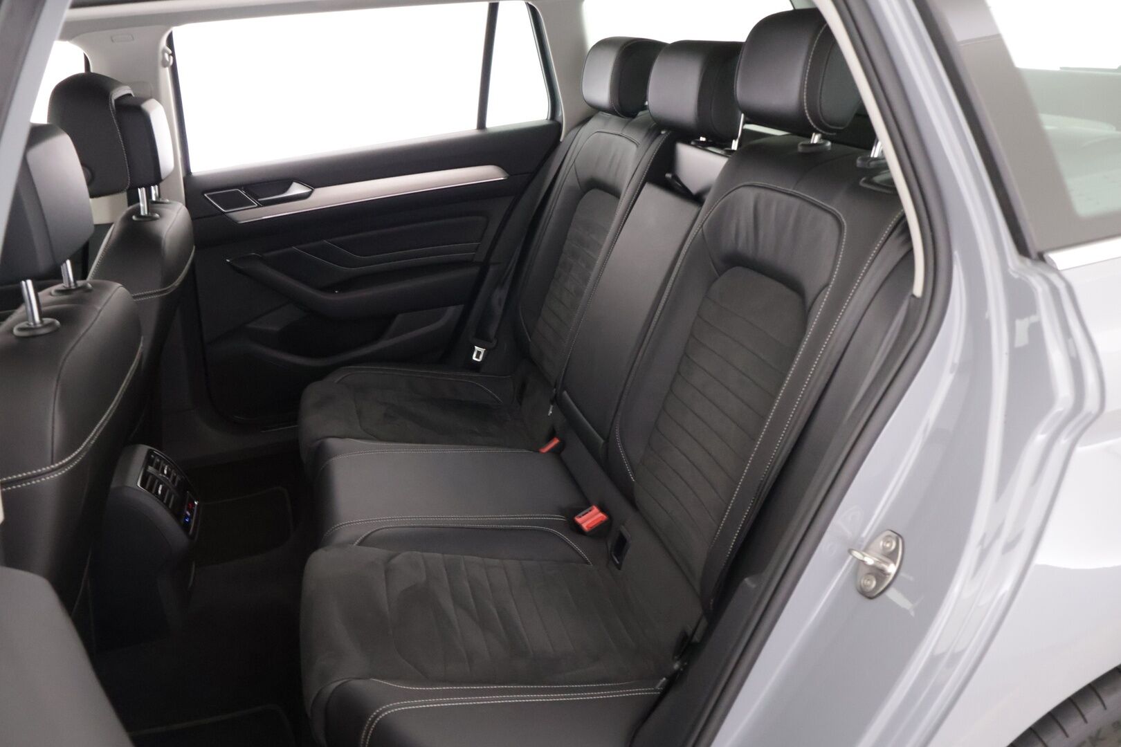 Volkswagen Passat 2022 Variant R-Line 2,0 TDI EVO SCR 110 kW DSG *ALV / Webasto / ACC / Koukku / P.Kamera / Matrix-LED / Kaistavahti* - 2.Om Suomi-auto / Kahdet Renkaat