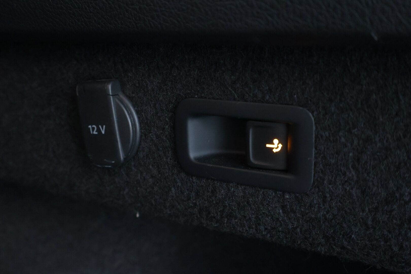 Volkswagen Passat 2022 Variant R-Line 2,0 TDI EVO SCR 110 kW DSG *ALV / Webasto / ACC / Koukku / P.Kamera / Matrix-LED / Kaistavahti* - 2.Om Suomi-auto / Kahdet Renkaat
