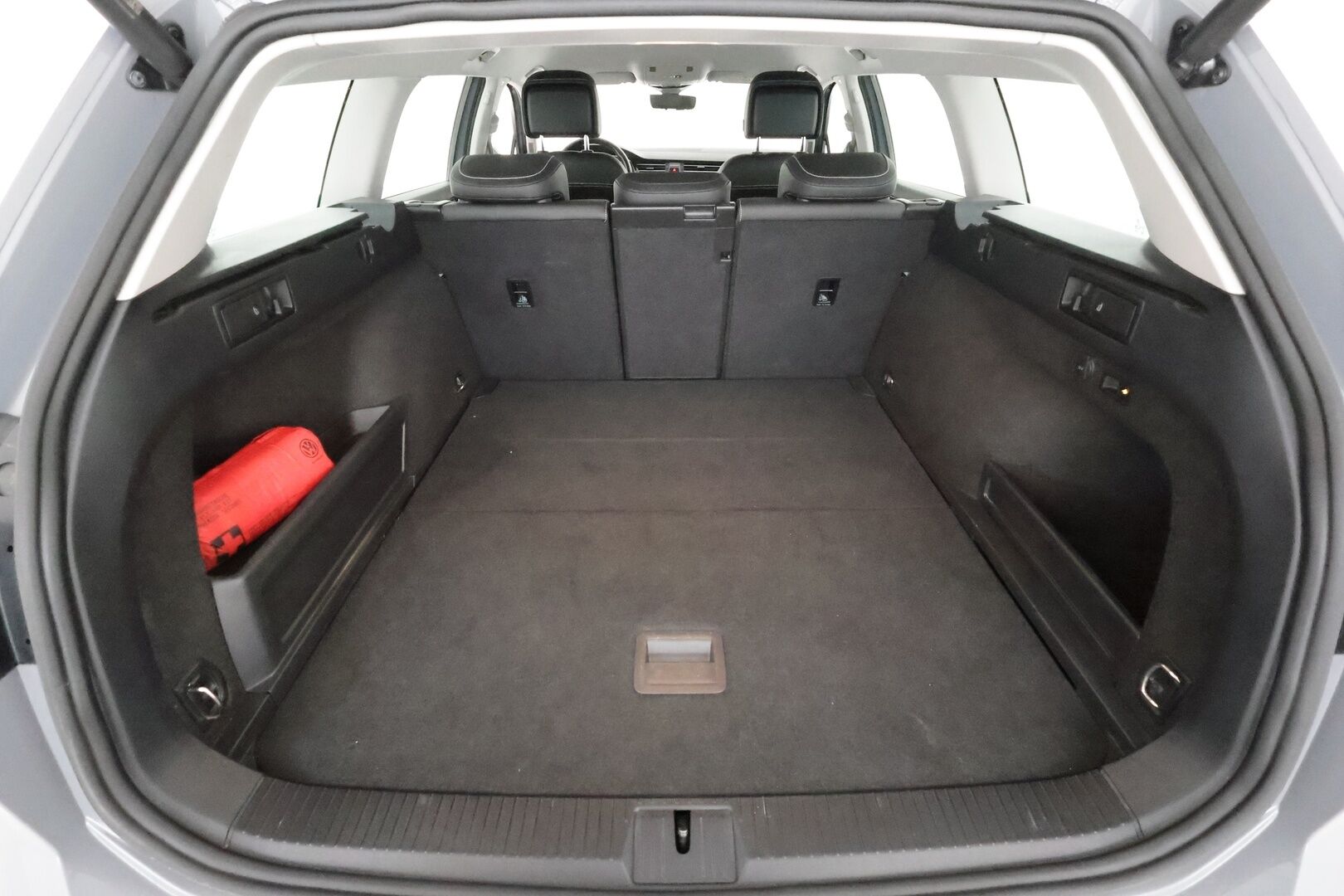 Volkswagen Passat 2022 Variant R-Line 2,0 TDI EVO SCR 110 kW DSG ** Webasto / Koukku / Adapt.Vakkari / P.Kamera / Matrix-LED / Kaistavahti ** - 1.Om Suomi-auto / Kahdet Renkaat