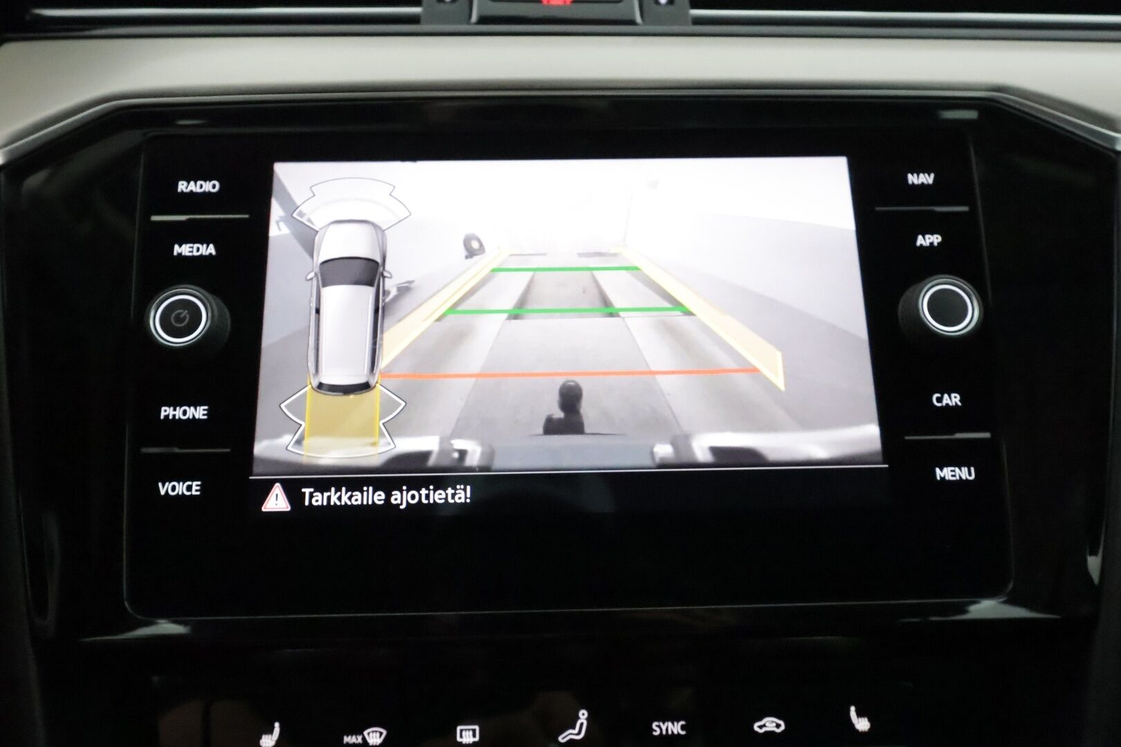 Volkswagen Passat 2022 Variant R-Line 2,0 TDI EVO SCR 110 kW DSG ** Webasto / Koukku / Adapt.Vakkari / P.Kamera / Matrix-LED / Kaistavahti ** - 1.Om Suomi-auto / Kahdet Renkaat