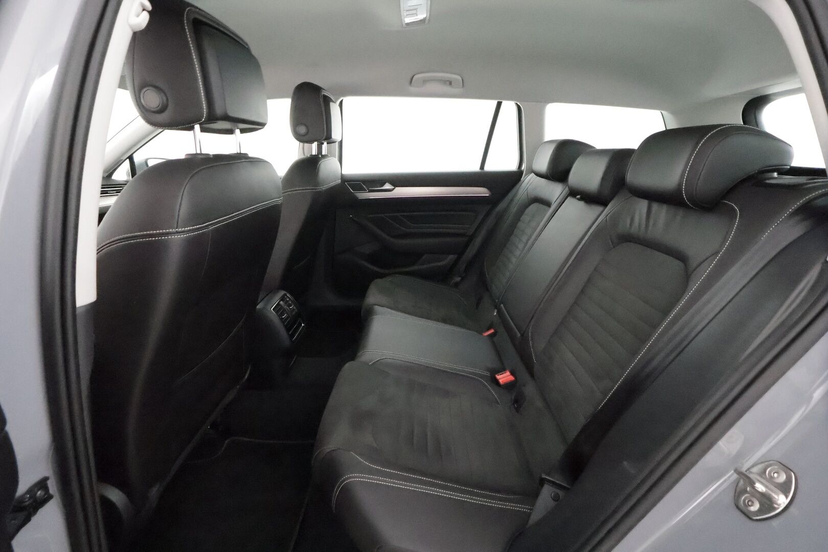 Volkswagen Passat 2022 Variant R-Line 2,0 TDI EVO SCR 110 kW DSG ** Webasto / Koukku / Adapt.Vakkari / P.Kamera / Matrix-LED / Kaistavahti ** - 1.Om Suomi-auto / Kahdet Renkaat